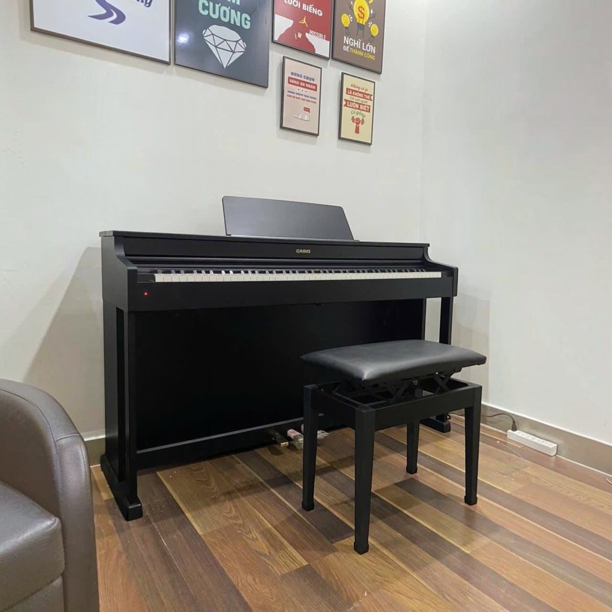 Đàn piano điện Casio AP-470 màu đen sang trọng tại showroom TÂN NHẠC CỤ, kèm ghế ngồi và chân đàn chắc chắn.