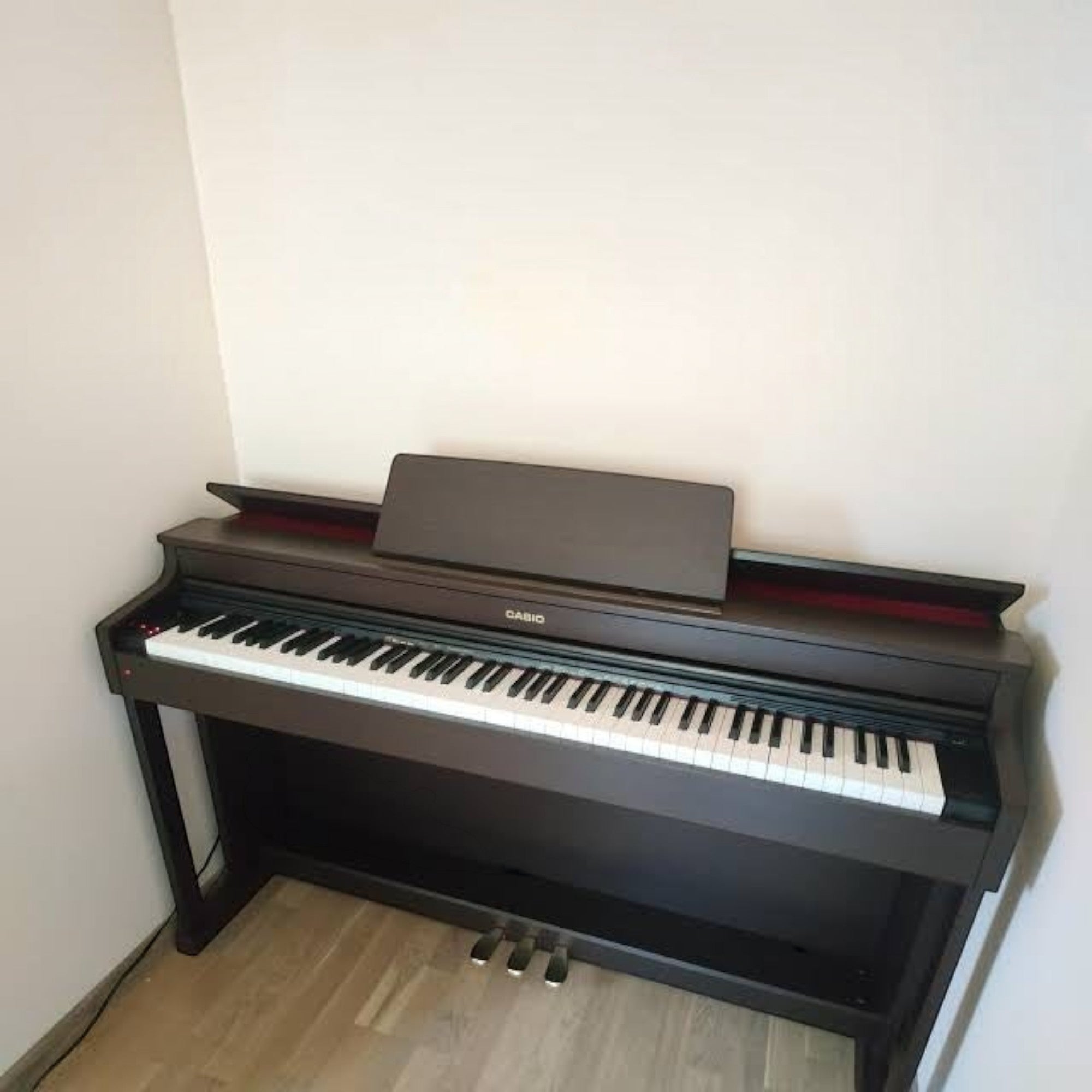 Đàn piano điện Casio AP-470 màu đen sang trọng tại TÂN NHẠC CỤ, thiết kế dáng tủ console hiện đại với bàn phím búa.