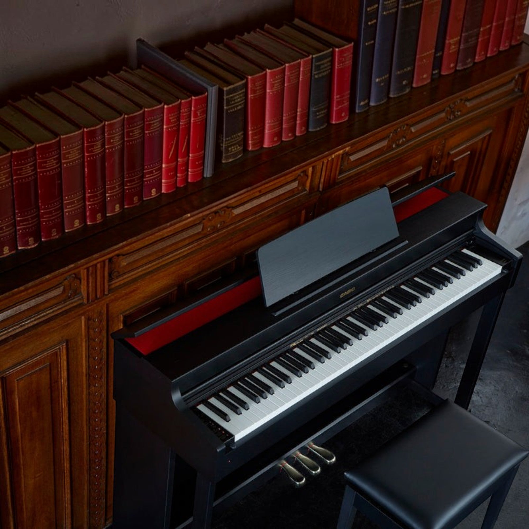 Đàn piano điện Casio AP-470 màu đen sang trọng tại showroom TÂN NHẠC CỤ, thiết kế dáng tủ cổ điển với nắp đàn mở được.