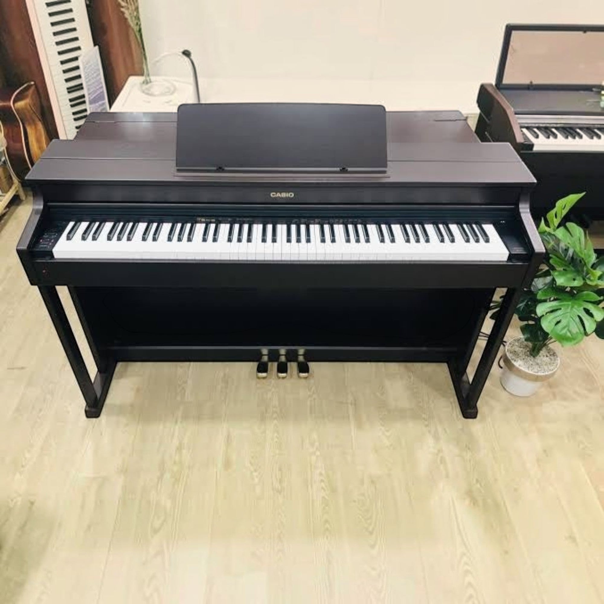 Đàn piano điện Casio AP-470 màu đen sang trọng tại showroom TÂN NHẠC CỤ, thiết kế dáng tủ console hiện đại.