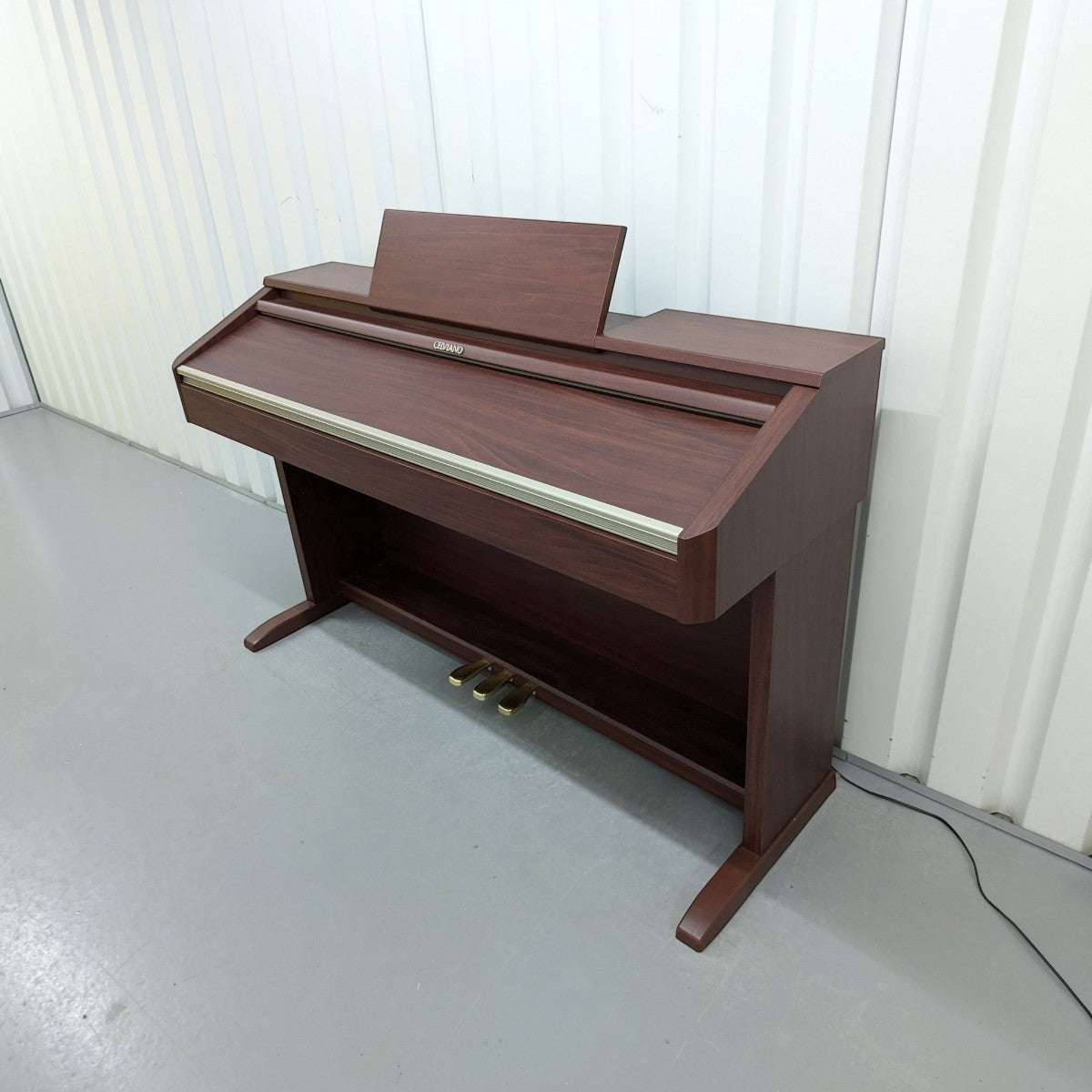 Đàn piano điện Casio AP-500 cũ màu gỗ nâu sang trọng tại TÂN NHẠC CỤ, thiết kế dáng tủ cabinet cổ điển.