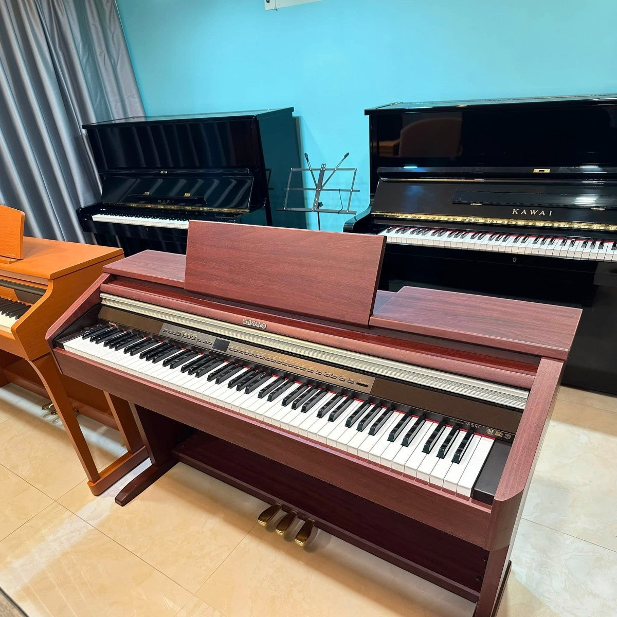 Đàn piano điện Casio AP-500 màu gỗ nâu tại showroom TÂN NHẠC CỤ với thiết kế dáng tủ sang trọng