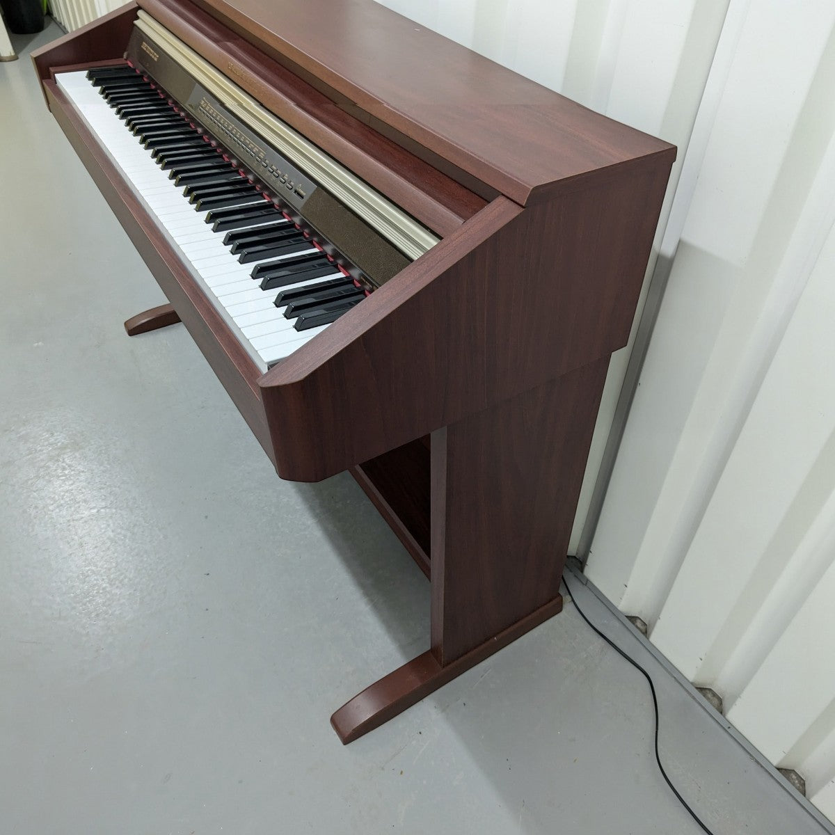 Đàn piano điện Casio AP500 dáng tủ màu gỗ sang trọng tại TÂN NHẠC CỤ, thiết kế 88 phím búa cổ điển.