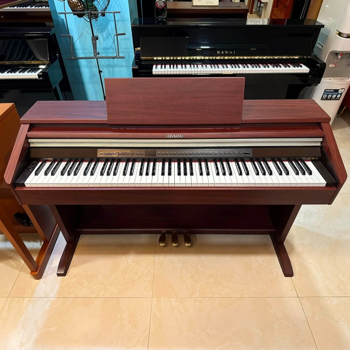Đàn piano điện Casio AP-500 dáng tủ màu gỗ sang trọng tại Tân Nhạc Cụ, thiết kế 88 phím búa chuẩn cho người mới học.