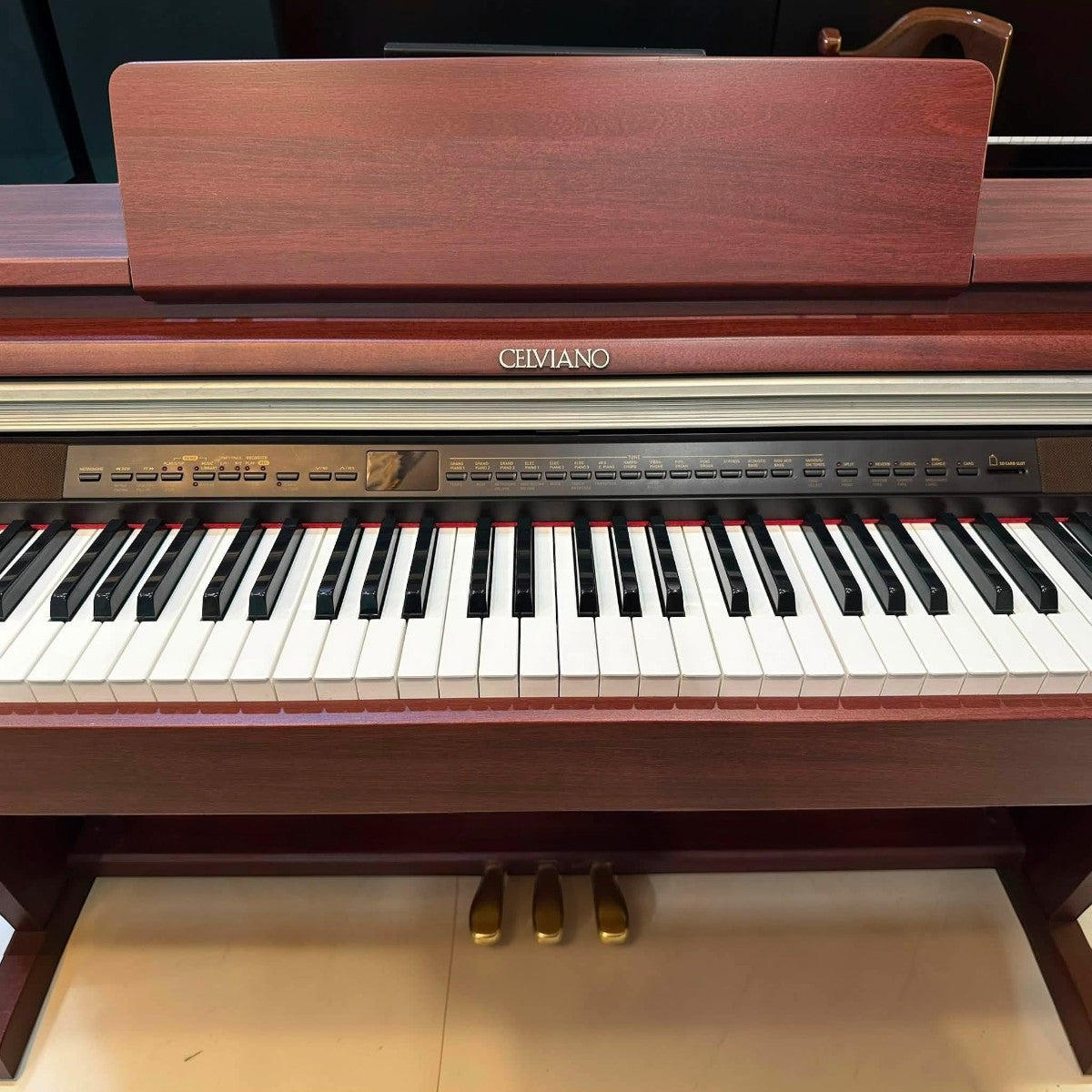 Đàn piano điện Casio Celviano AP-500 màu gỗ mahogany sang trọng tại Tân Nhạc Cụ với thiết kế dáng tủ cổ điển