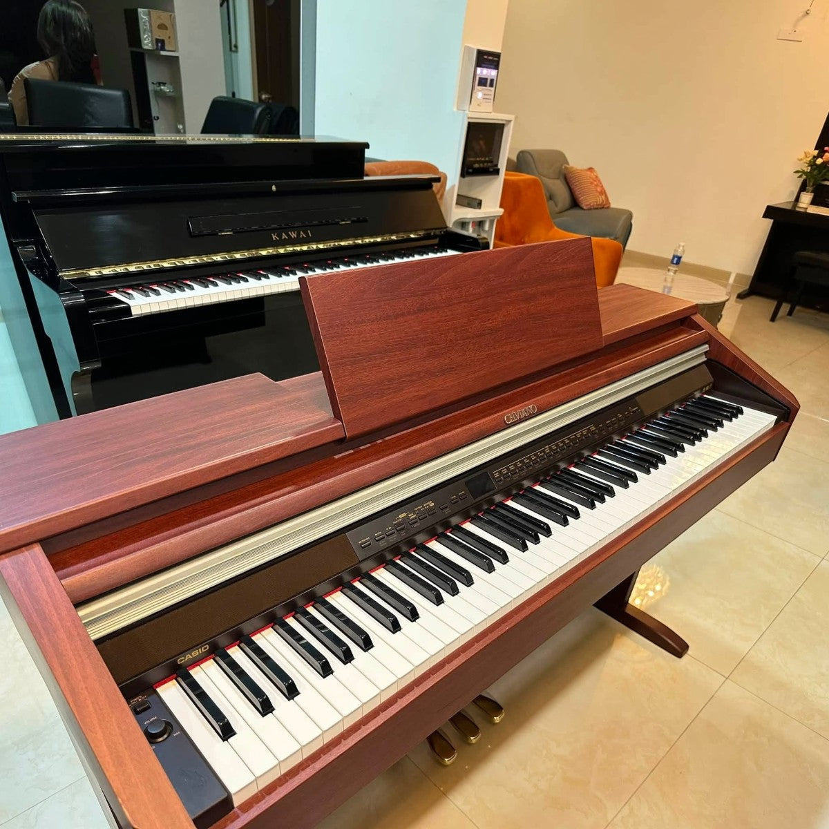 Đàn piano điện Casio AP-500 màu gỗ nâu sang trọng tại Tân Nhạc Cụ, thiết kế dáng tủ cổ điển với 88 phím búa