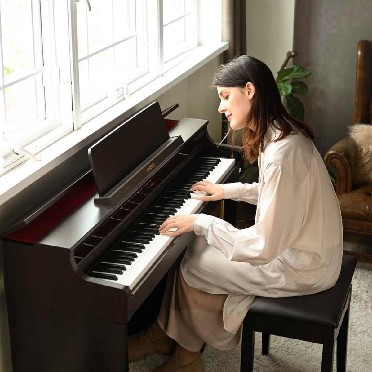 Người phụ nữ đang chơi đàn piano điện Casio AP-550 màu đen sang trọng tại showroom TÂN NHẠC CỤ