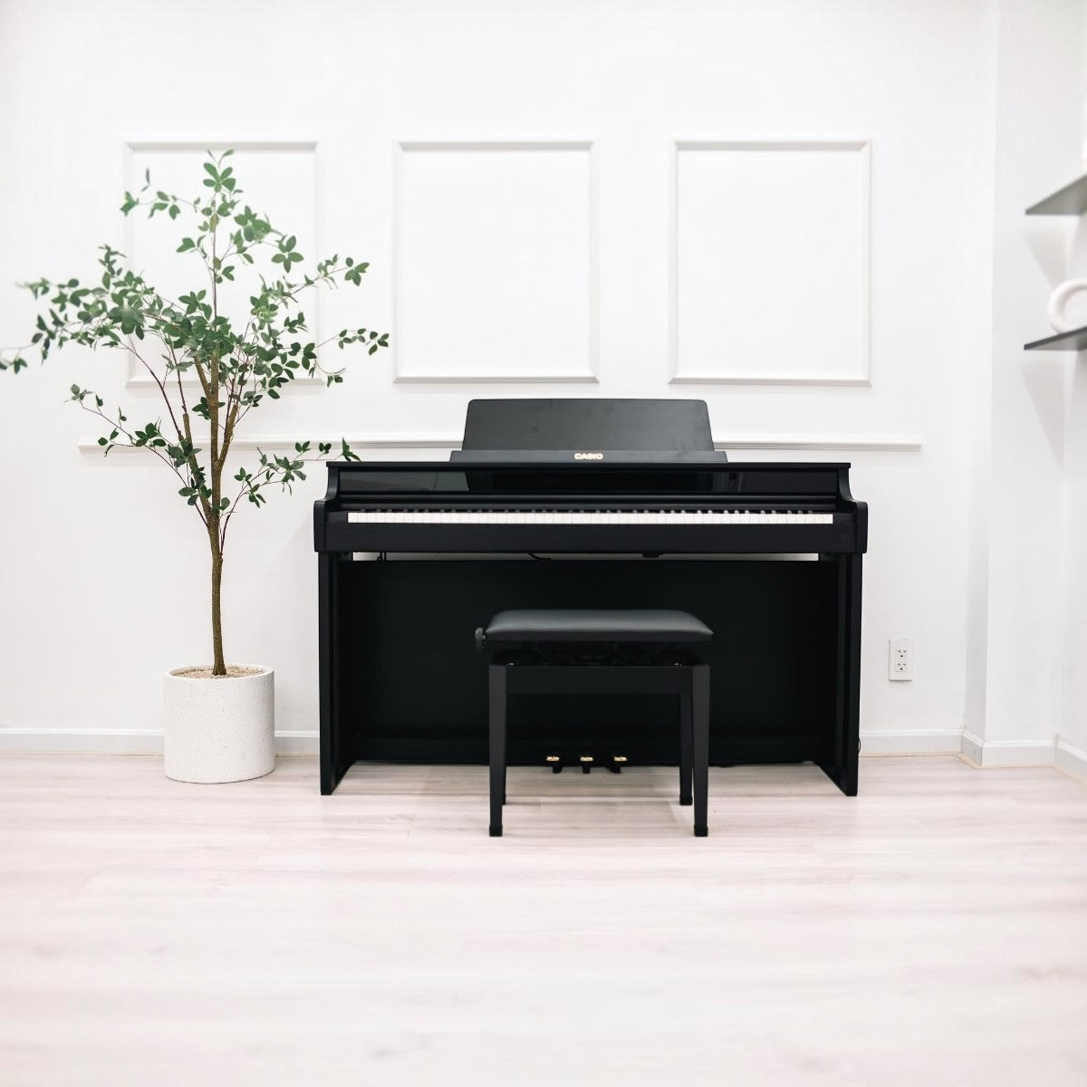 Đàn piano điện Casio AP-550 màu đen sang trọng tại showroom TÂN NHẠC CỤ, kèm ghế và thiết kế dáng tủ hiện đại.