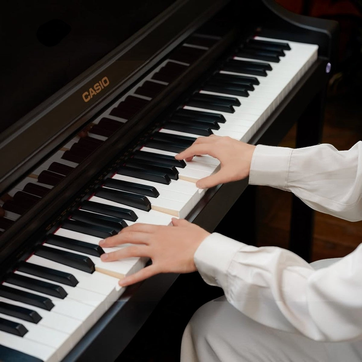 Người chơi đàn piano điện Casio AP-550 màu đen tại showroom TÂN NHẠC CỤ, phím gỗ-nhựa composite cao cấp