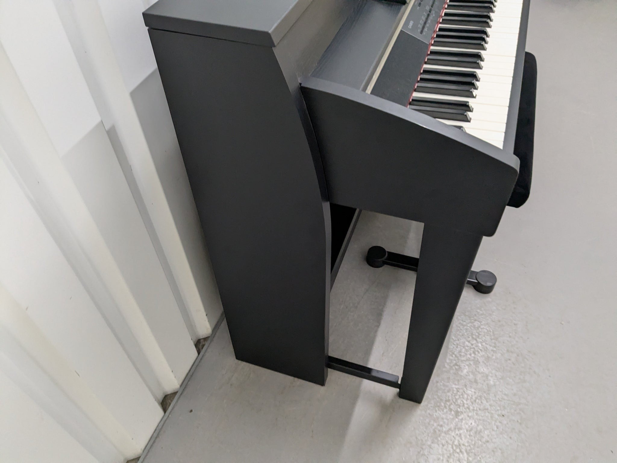 Đàn piano điện Casio AP620 màu đen dáng tủ sang trọng tại Tân Nhạc Cụ với bàn phím búa giả gỗ mun và ngà voi