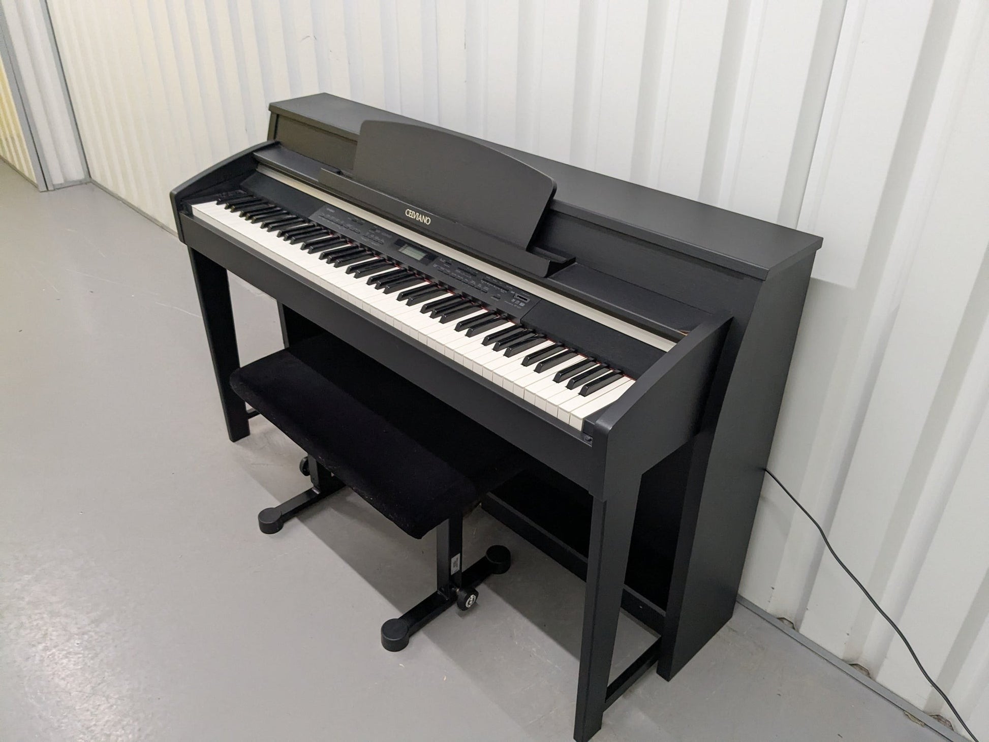 Đàn piano điện TÂN NHẠC CỤ Casio AP620 màu đen với thiết kế dáng tủ sang trọng và bàn phím búa giả gỗ mun ngà voi