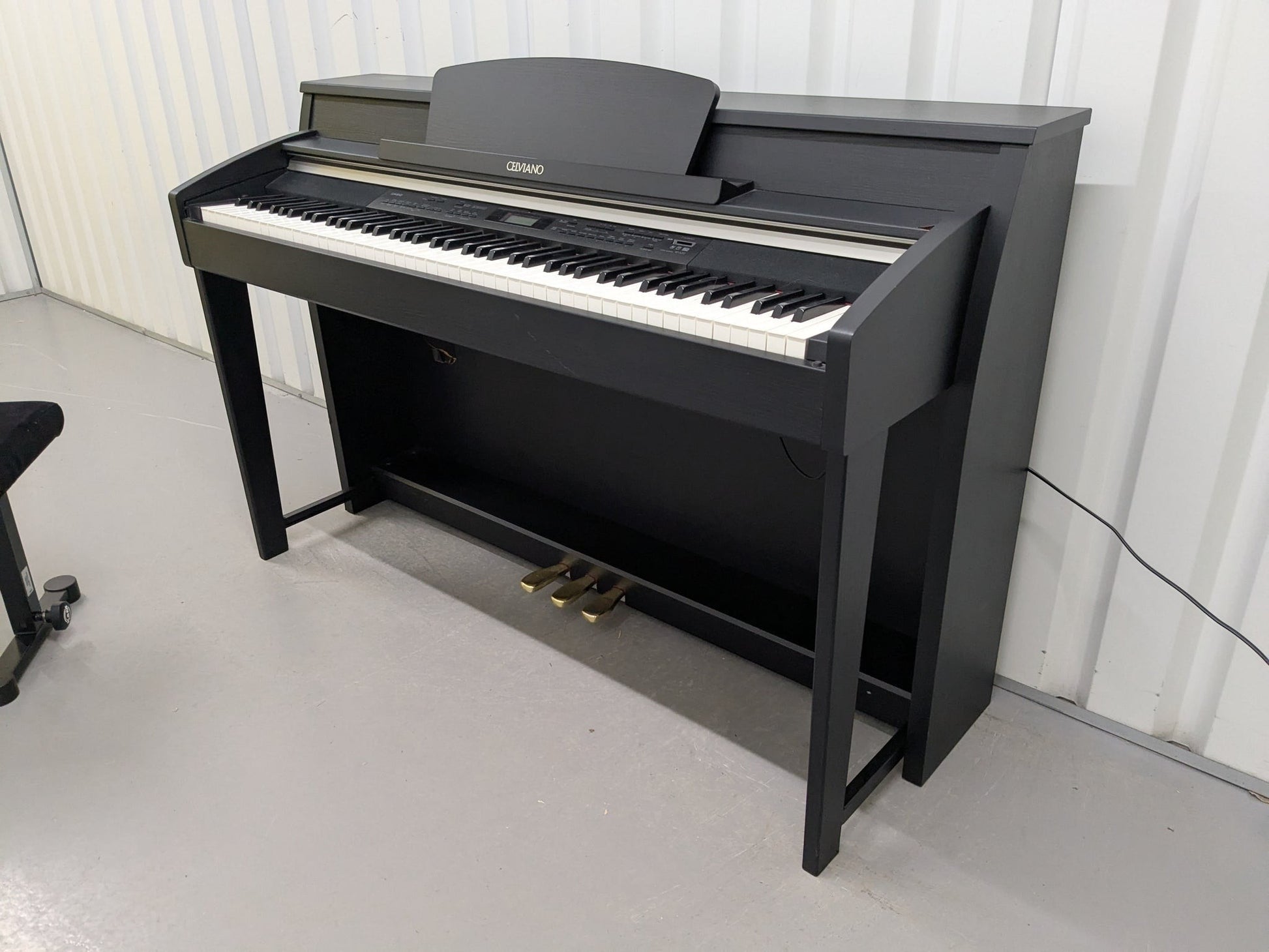 Đàn piano điện TÂN NHẠC CỤ Casio AP620 màu đen với thiết kế dáng tủ sang trọng và bàn phím búa 88 phím cao cấp