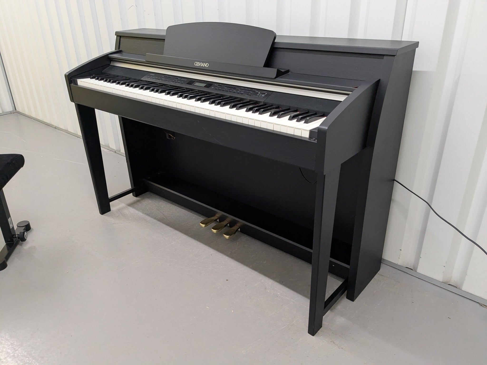 Đàn piano điện TÂN NHẠC CỤ Casio AP620 màu đen với thiết kế dáng tủ sang trọng và bàn phím búa 88 phím cao cấp