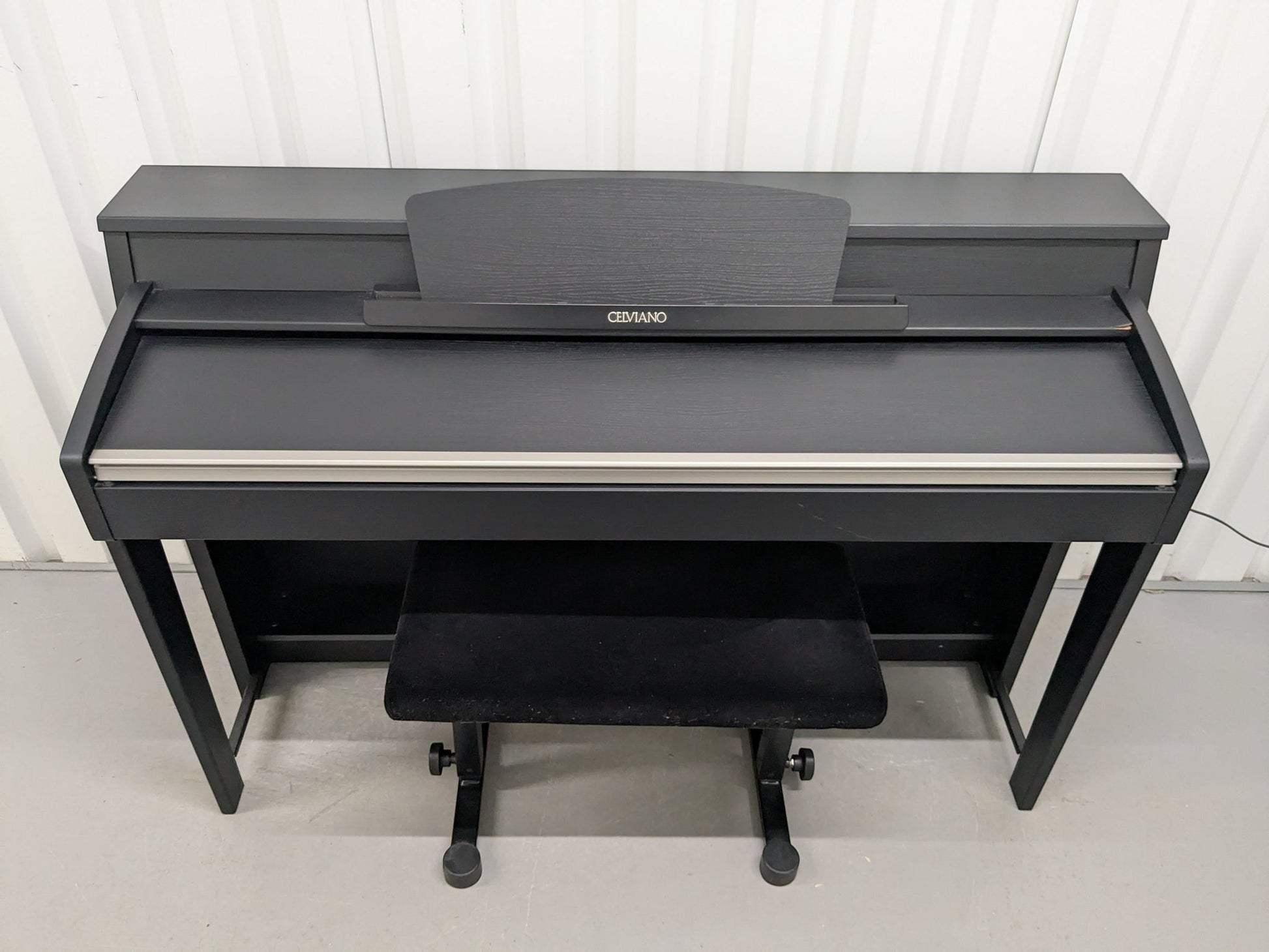 Đàn piano điện TÂN NHẠC CỤ Casio AP620 màu đen sang trọng với thiết kế dáng tủ Celviano và ghế đàn đi kèm