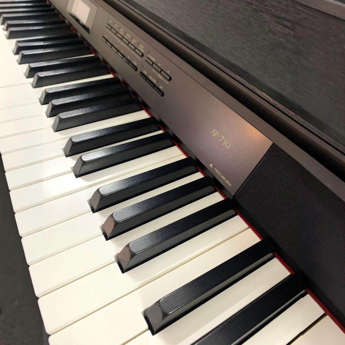 Đàn piano điện TÂN NHẠC CỤ Casio AP-710 màu đen với bàn phím 88 phím nhựa mô phỏng ngà voi và mun đen