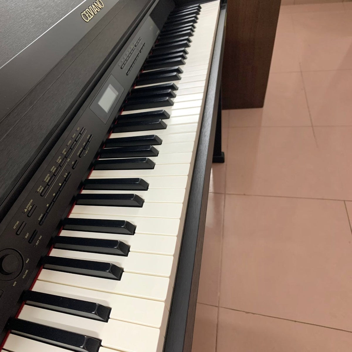 Đàn piano điện Casio AP-710 màu đen sa tanh tại showroom TÂN NHẠC CỤ, góc nhìn cận cảnh bàn phím và bảng điều khiển.