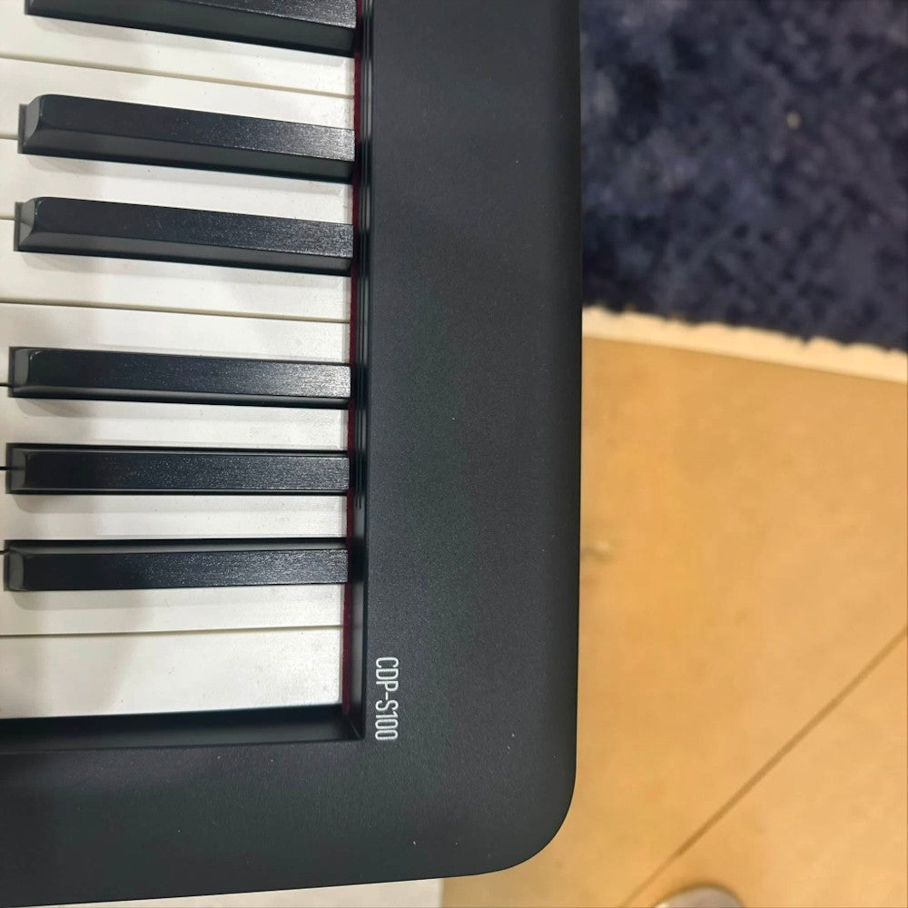 Cận cảnh bàn phím đàn piano điện Casio CDP-S100 màu đen tại TÂN NHẠC CỤ, thiết kế phím búa hiện đại và tinh tế.
