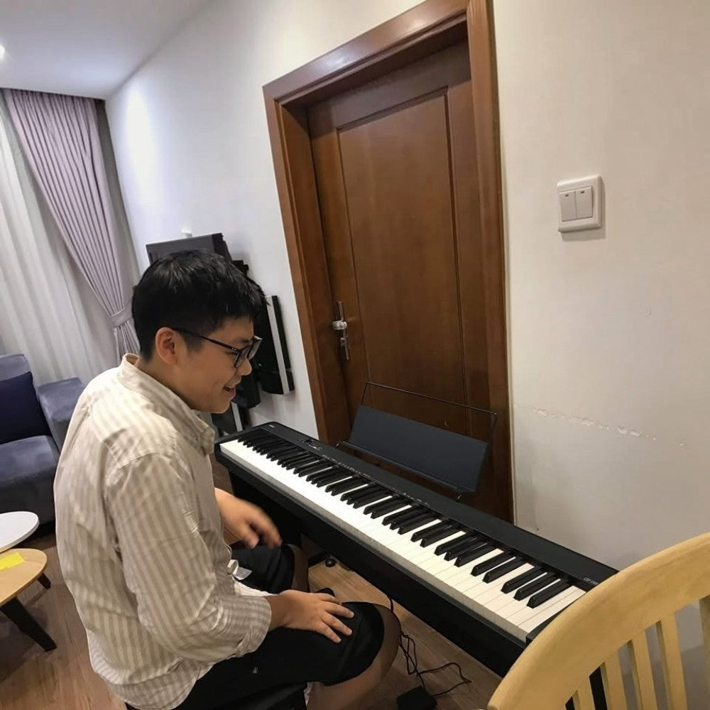 Người dùng đang chơi đàn piano điện Casio CDP-S100 màu đen tại TÂN NHẠC CỤ, thiết kế mỏng gọn 88 phím búa