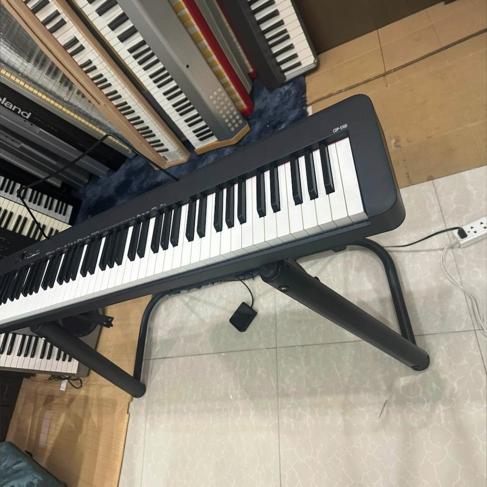 Đàn piano điện Casio CDP-S100 hàng lướt màu đen tại showroom TÂN NHẠC CỤ, thiết kế mỏng gọn với 88 phím búa.