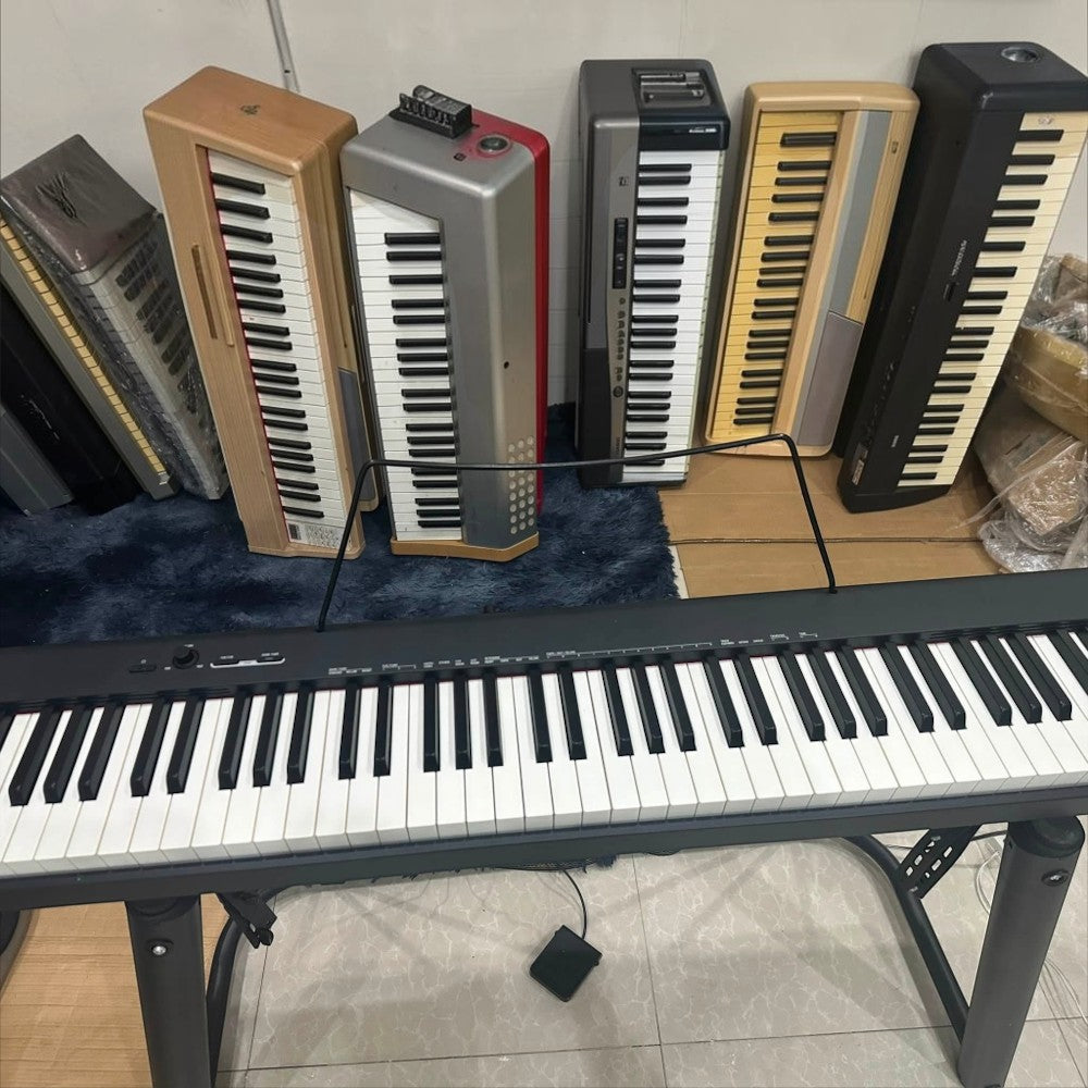 Đàn piano điện Casio CDP-S100 màu đen tại showroom Tân Nhạc Cụ, thiết kế mỏng gọn với 88 phím búa Scaled Hammer Action