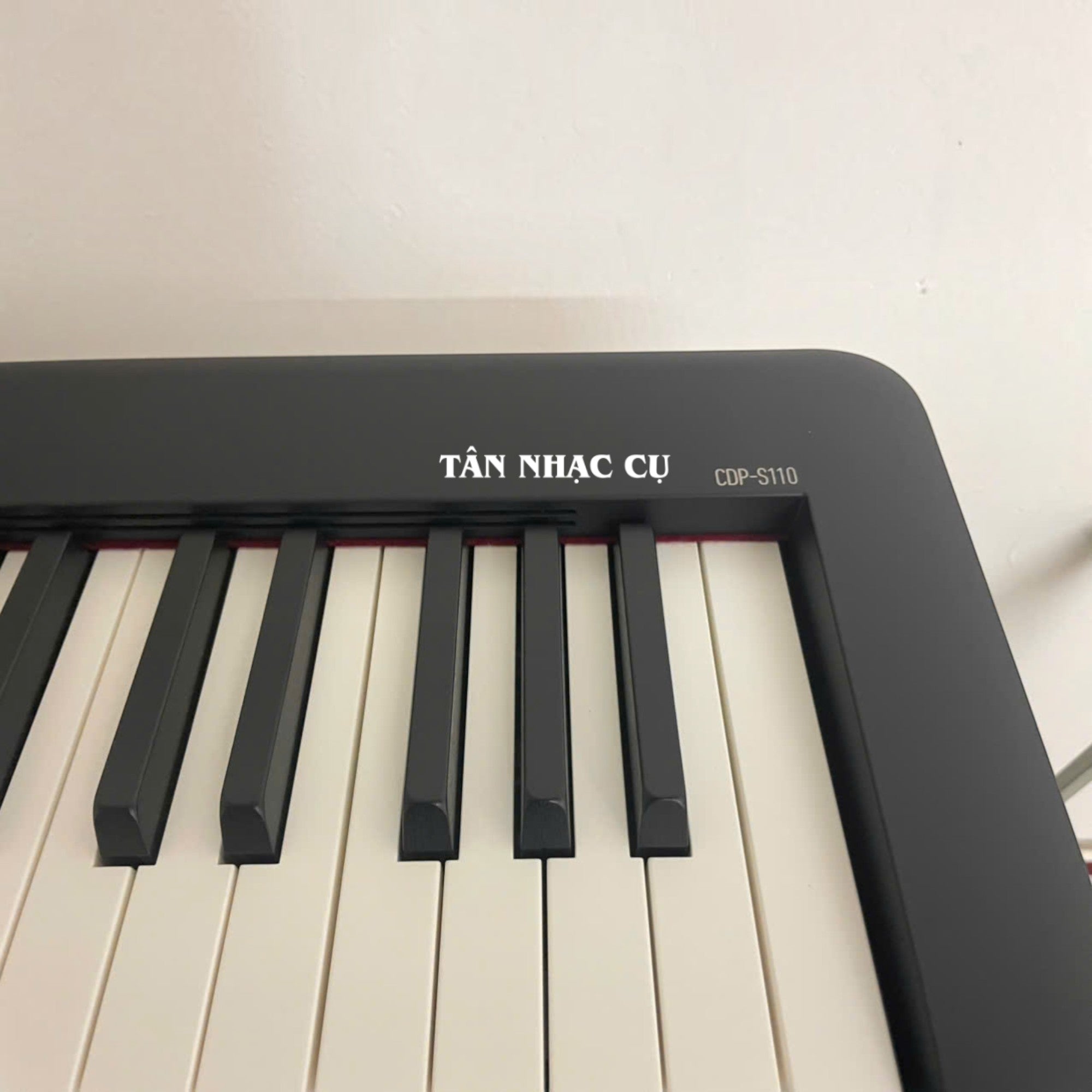 Cận cảnh bàn phím búa 88 phím của đàn piano điện Casio CDP-S110 màu đen tại TÂN NHẠC CỤ