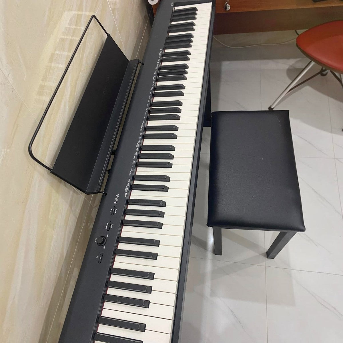 Đàn piano điện Casio CDP-S150 màu đen tại TÂN NHẠC CỤ, thiết kế mỏng gọn với 88 phím búa, kèm ghế và giá nhạc.