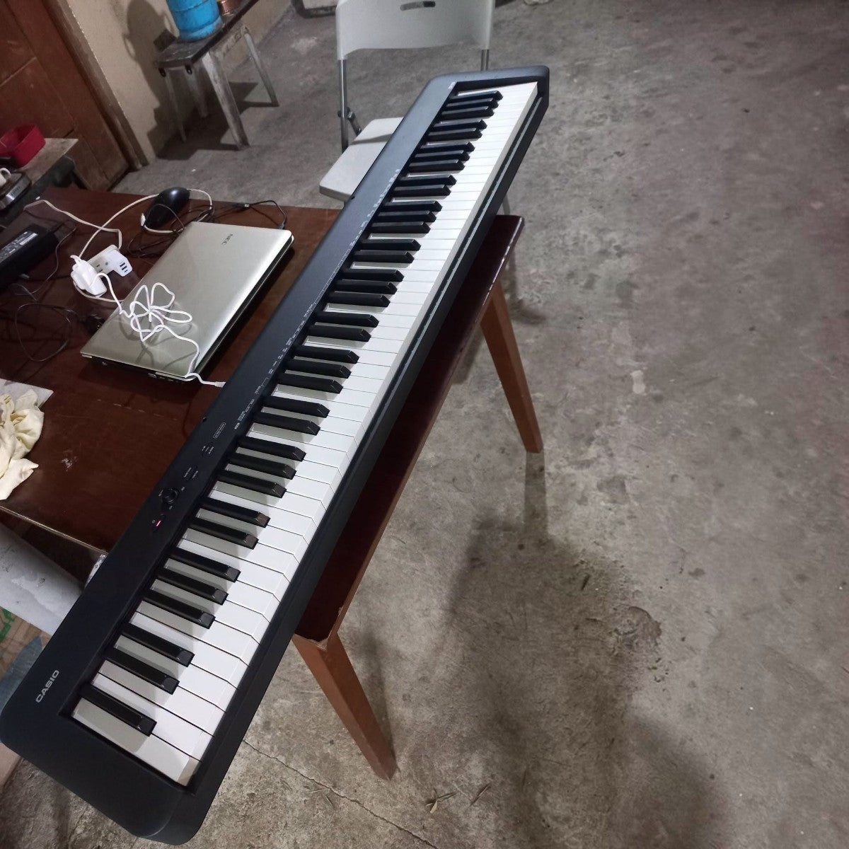 Đàn piano điện Casio CDP-S150 màu đen tại Tân Nhạc Cụ, thiết kế mỏng gọn với 88 phím búa, đặt trên bàn gỗ.