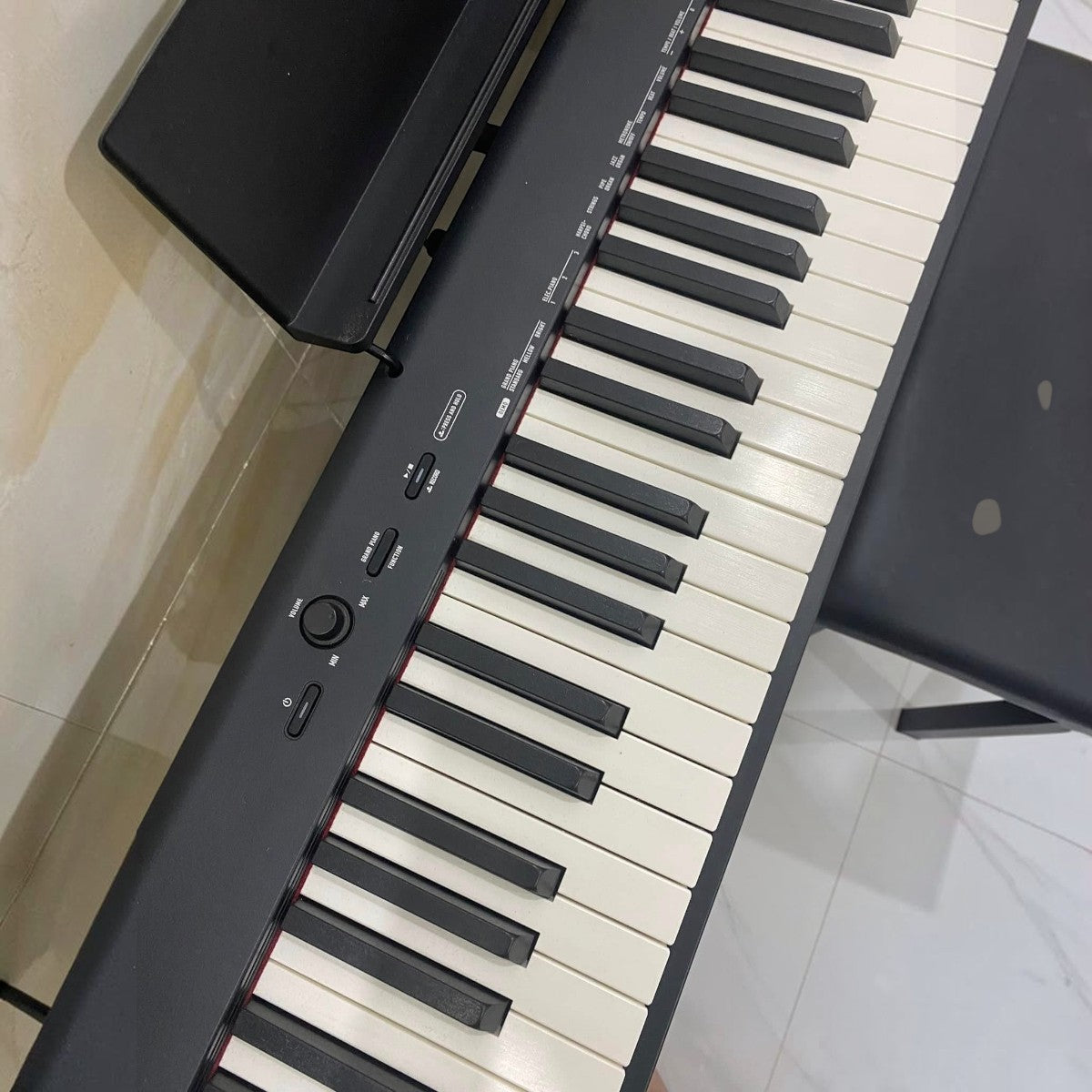 Đàn piano điện Casio CDP-S150 màu đen tại Tân Nhạc Cụ, góc nhìn từ trên xuống thấy rõ bàn phím búa và bảng điều khiển