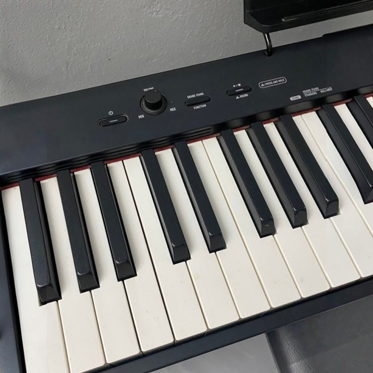 Cận cảnh bàn phím búa 88 phím màu đen của đàn piano điện Casio CDP-S150 tại Tân Nhạc Cụ