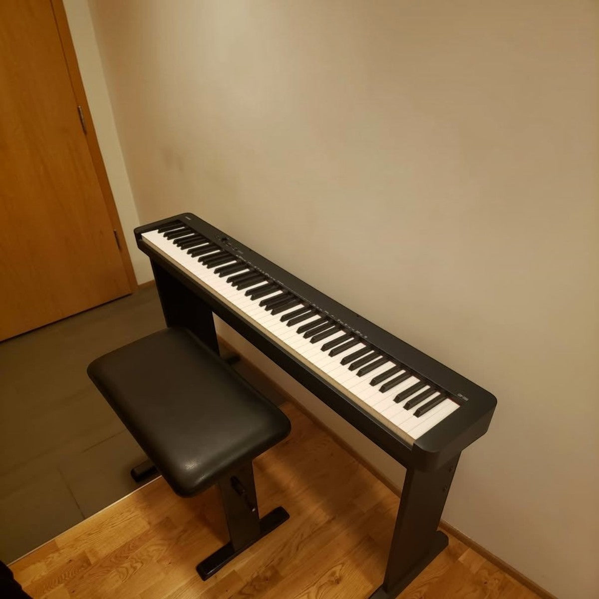 Đàn piano điện Casio CDP-S150 màu đen tại Tân Nhạc Cụ, thiết kế mỏng gọn với 88 phím búa, kèm ghế ngồi.
