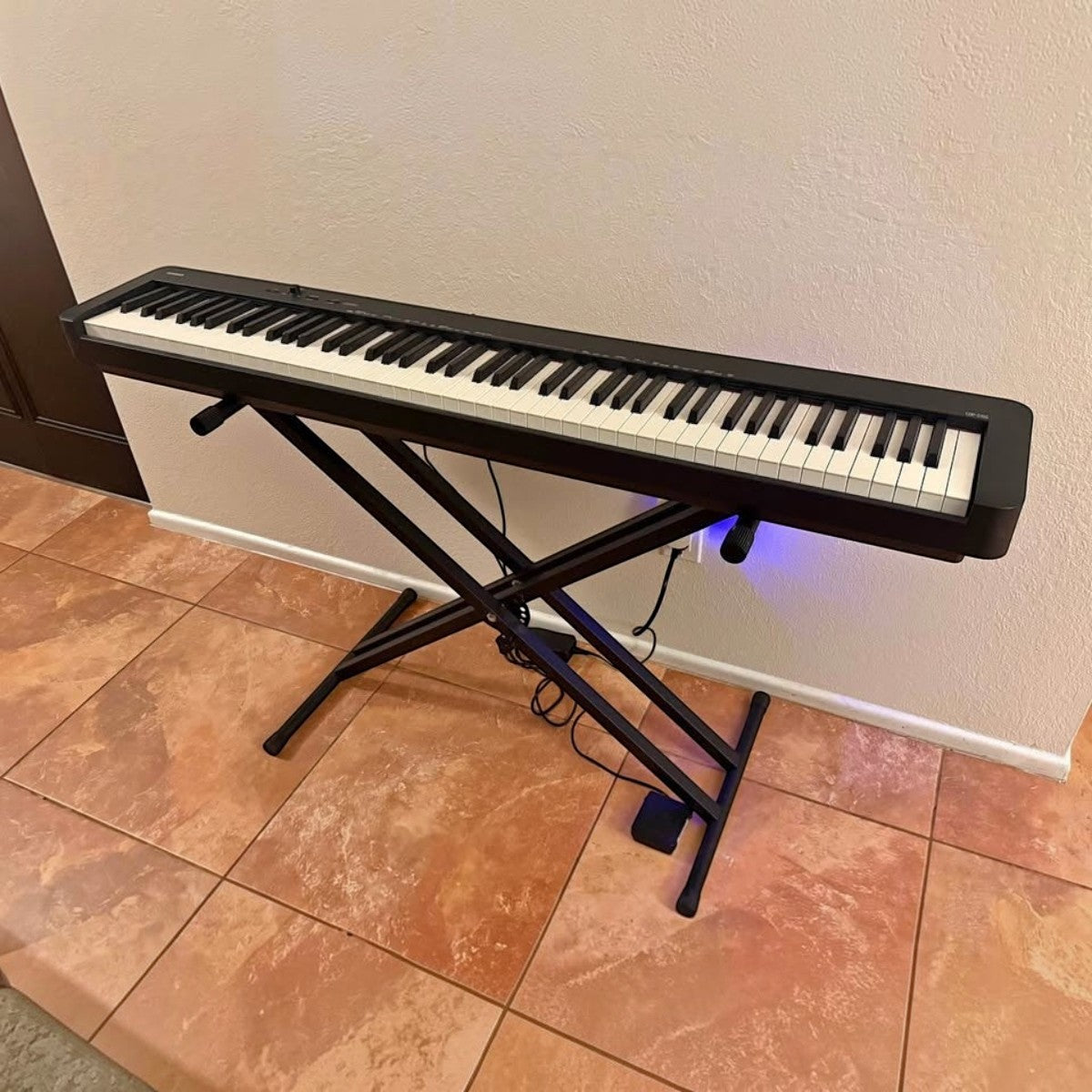 Đàn piano điện Casio CDP-S150 màu đen tại Tân Nhạc Cụ, thiết kế mỏng 88 phím búa, đặt trên chân đàn chữ X chắc chắn.