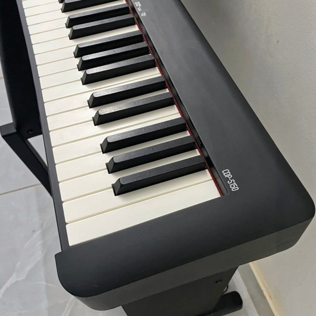 Đàn piano điện Casio CDP-S150 màu đen tại Tân Nhạc Cụ với bàn phím búa 88 phím, thiết kế mỏng gọn, hàng lướt mới 99%.