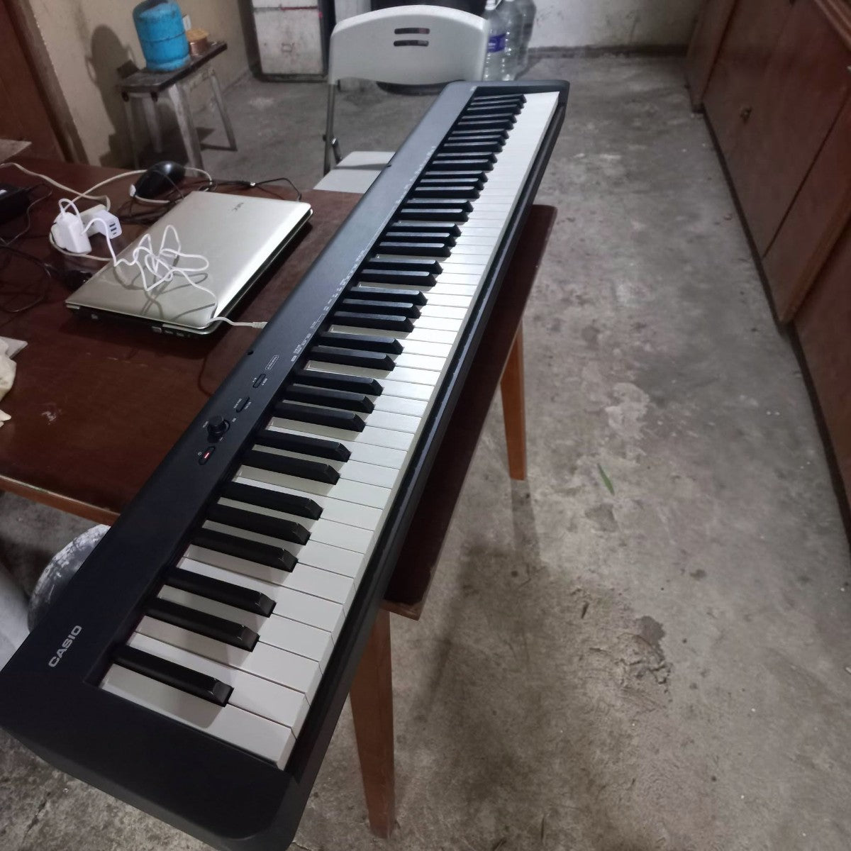 Đàn piano điện Casio CDP-S150 màu đen tại Tân Nhạc Cụ, thiết kế mỏng gọn 88 phím búa với các nút điều khiển phía trên.