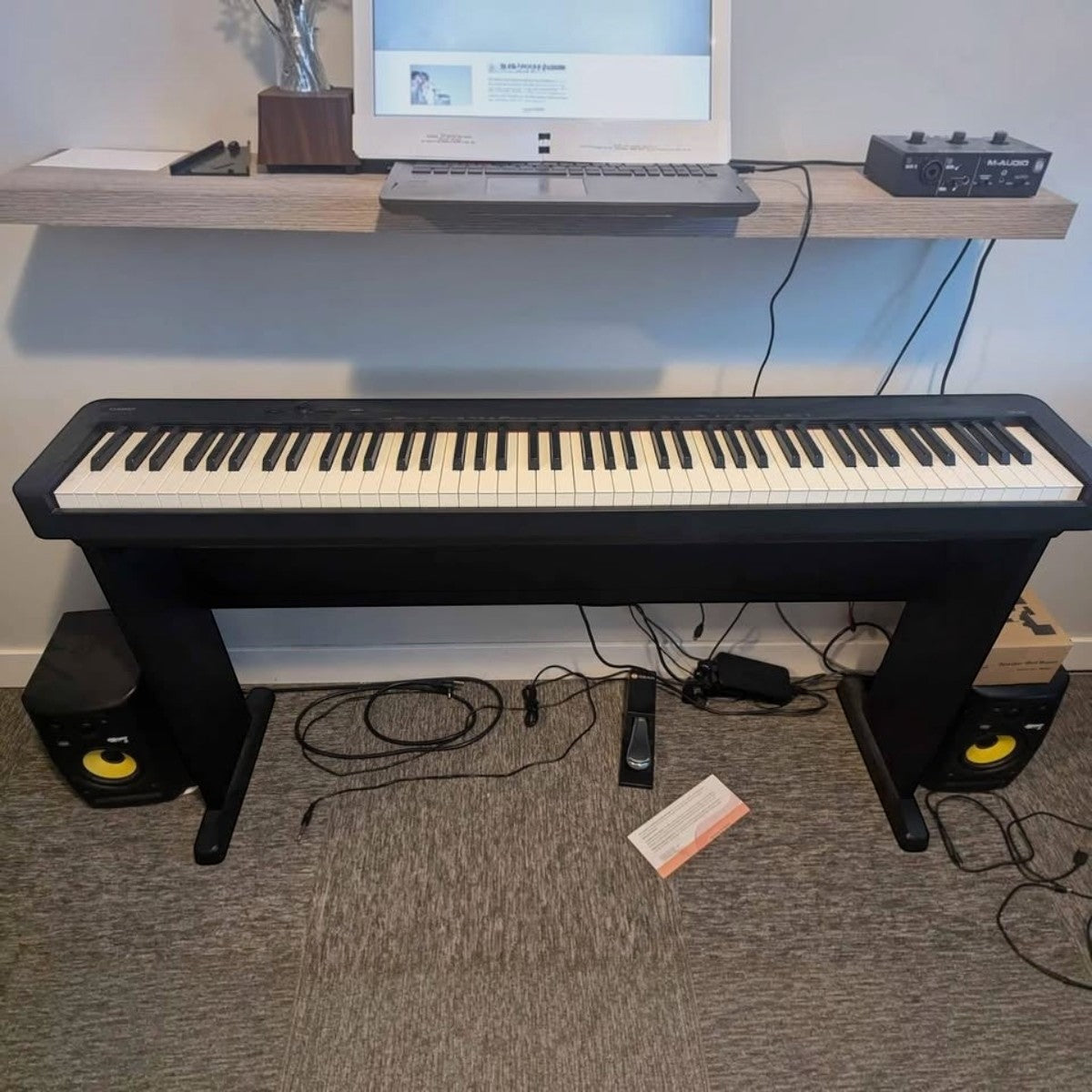 Đàn piano điện Casio CDP-S160 màu đen tại Tân Nhạc Cụ với 88 phím búa, đặt trên chân đàn chắc chắn trong không gian học tập
