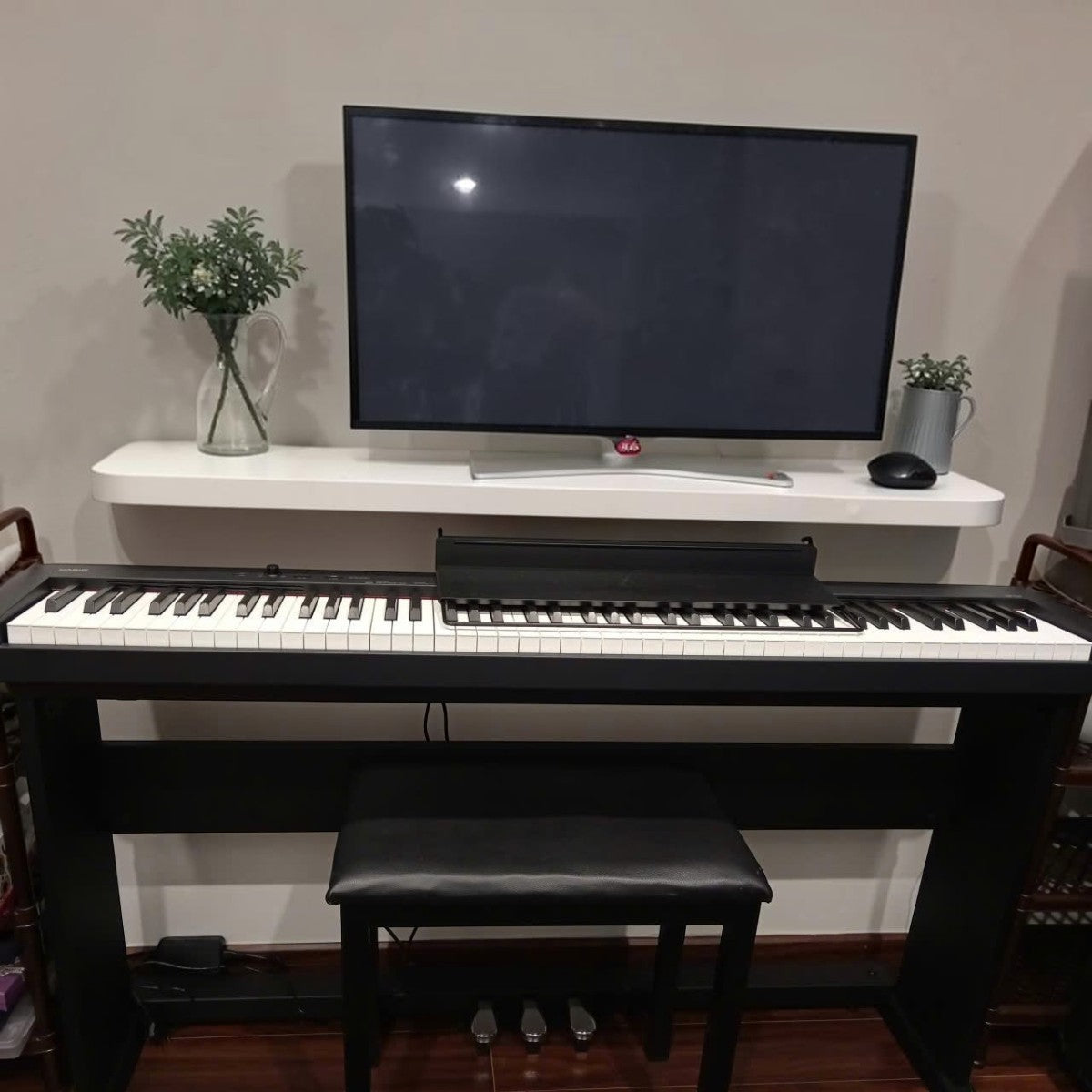 Đàn piano điện Casio CDP-S160 màu đen đặt trên chân đàn tại TÂN NHẠC CỤ, thiết kế 88 phím búa hiện đại.