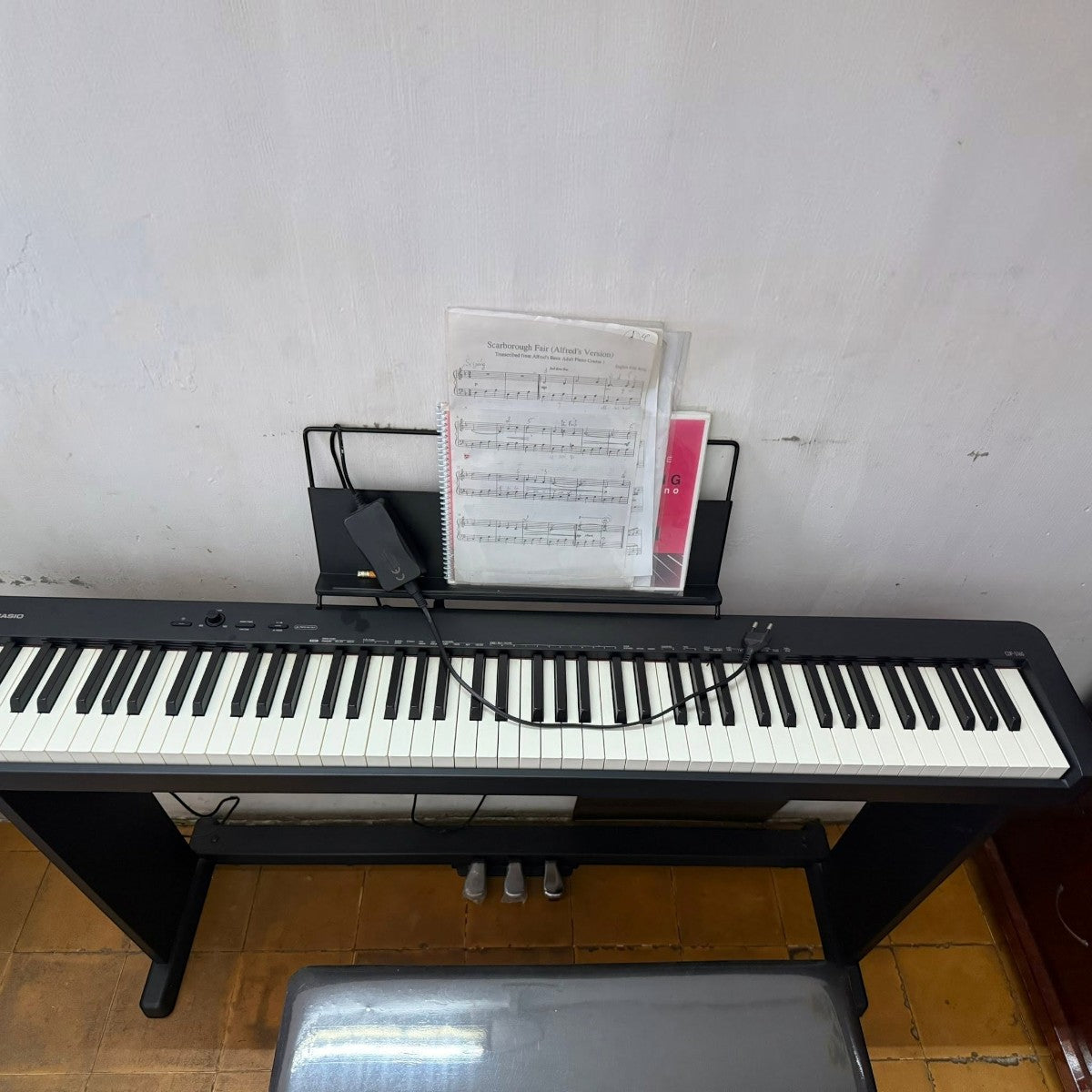 Đàn piano điện Casio CDP-S160 màu đen tại TÂN NHẠC CỤ với 88 phím búa, giá nhạc và bản nhạc đặt phía trên