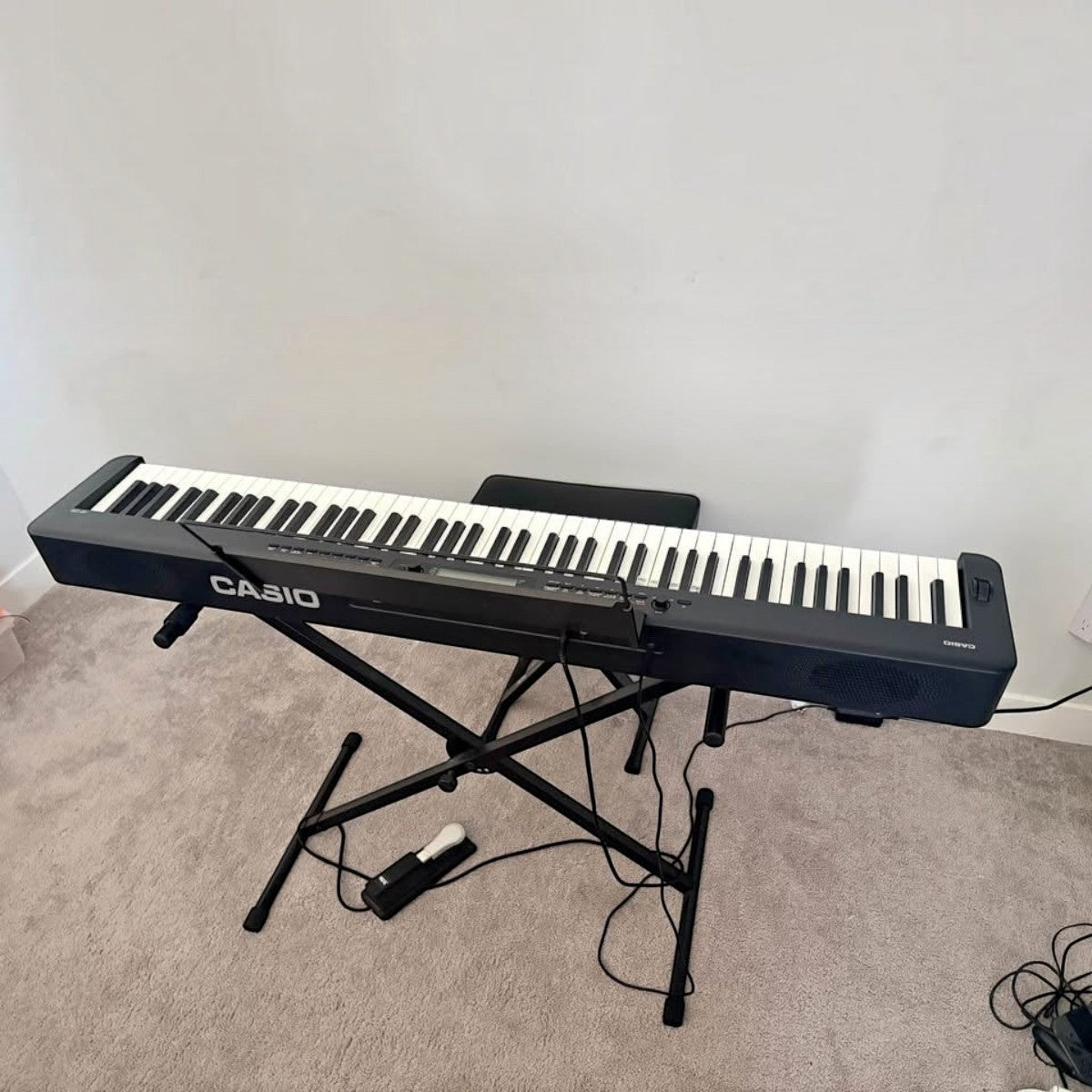Đàn piano điện Casio CDP-S350 màu đen hàng lướt tại TÂN NHẠC CỤ, thiết kế portable 88 phím búa trên chân đế chữ X.