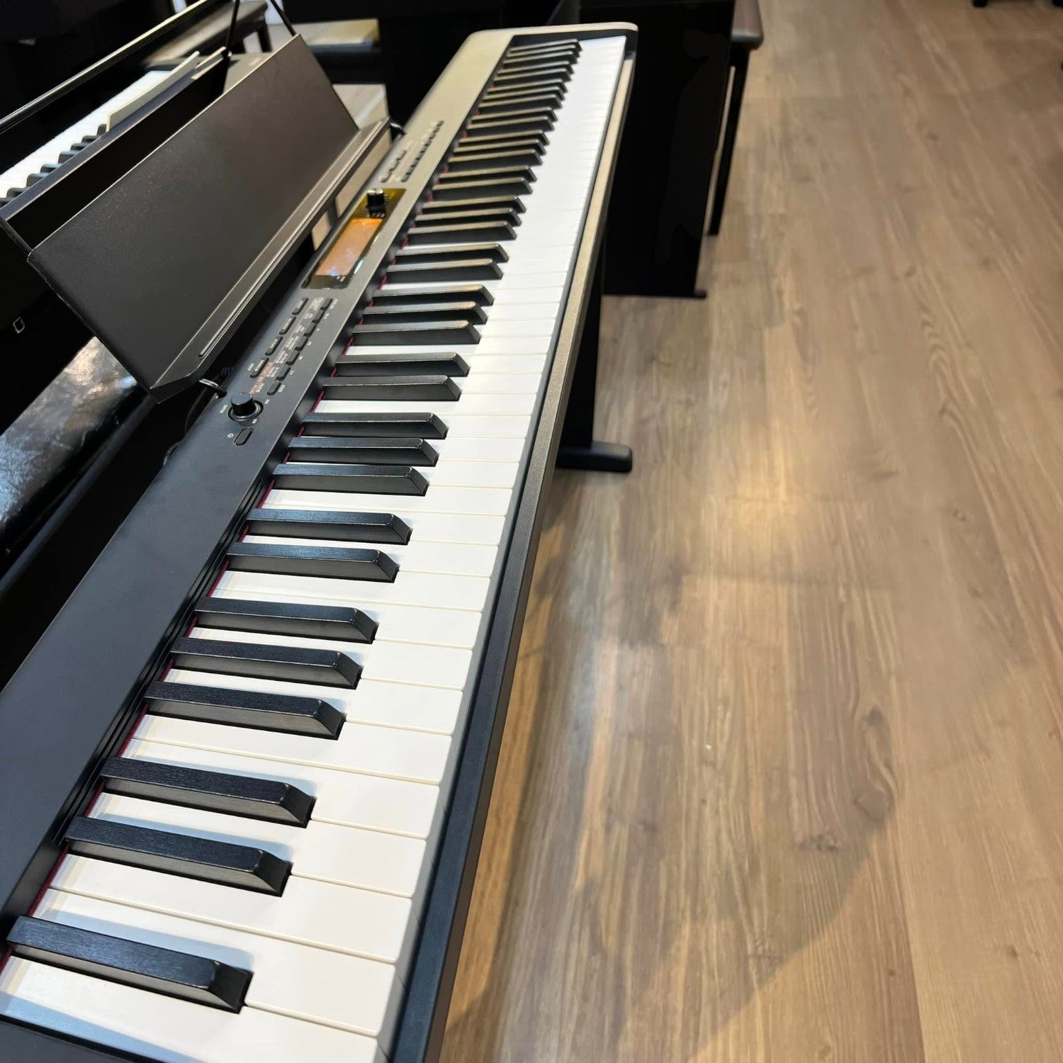 Đàn piano điện Casio CDP-S360 màu đen tại Tân Nhạc Cụ, thiết kế portable mỏng gọn với 88 phím búa và màn hình LCD.