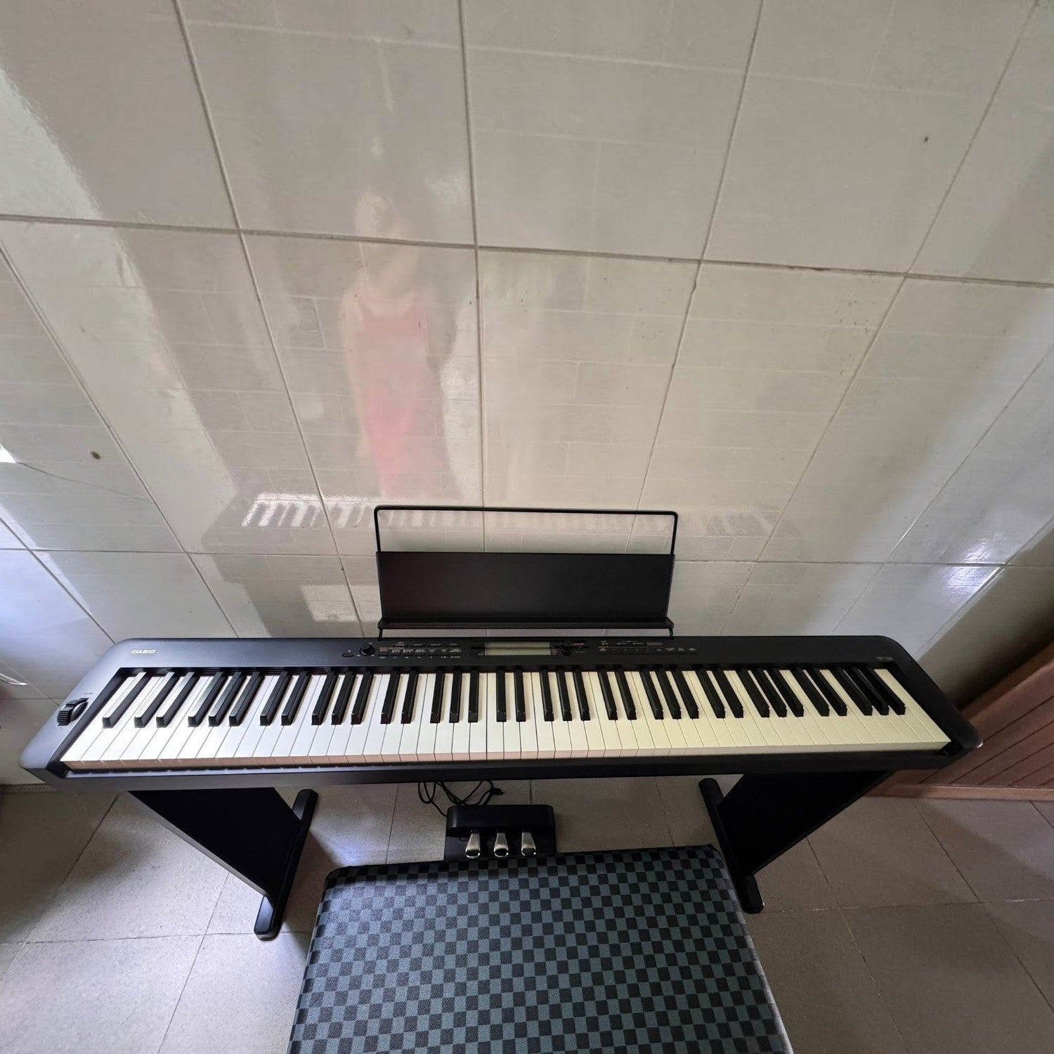 Đàn piano điện TÂN NHẠC CỤ Casio CDP-S360 màu đen với 88 phím búa, màn hình LCD và giá nhạc đặt trên chân đế