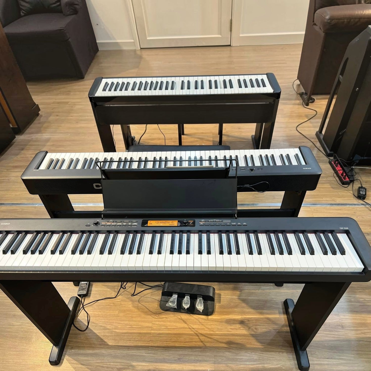 Đàn piano điện Casio CDP-S360 màu đen thiết kế portable đặt trên chân đàn tại showroom TÂN NHẠC CỤ