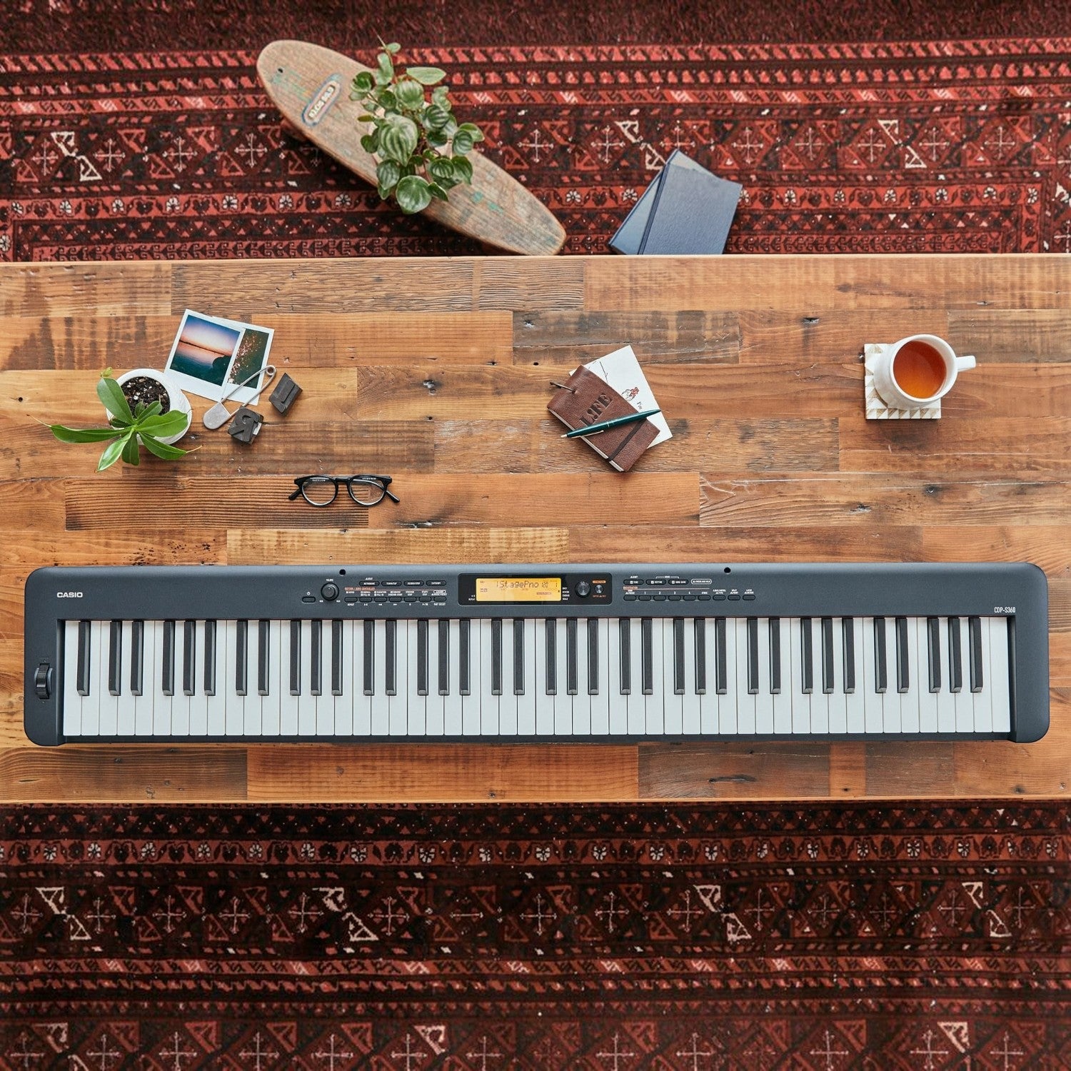 Đàn piano điện Casio CDP-S360 màu đen thiết kế mỏng gọn, đặt trên bàn gỗ tại Tân Nhạc Cụ
