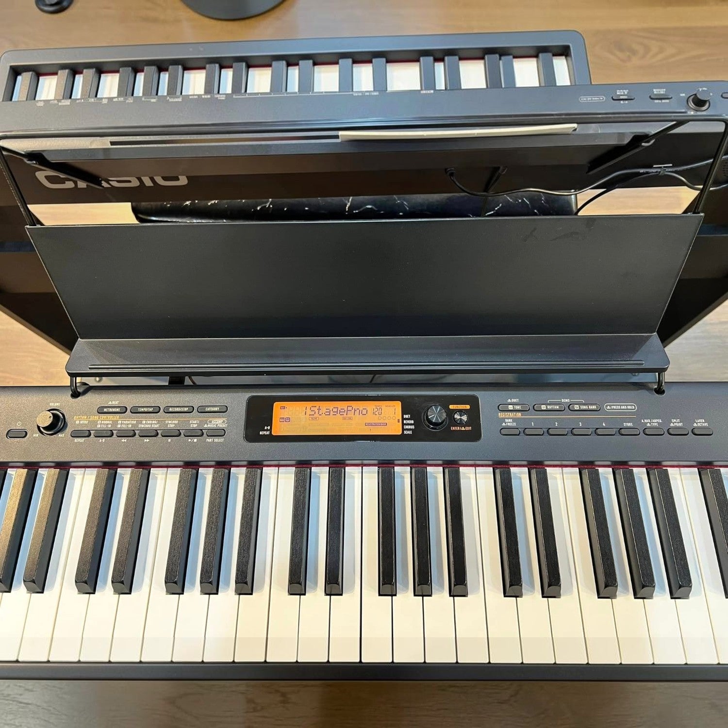 Đàn piano điện Casio CDP-S360 màu đen với màn hình LCD, bánh xe pitch bend và bàn phím 88 phím tại TÂN NHẠC CỤ