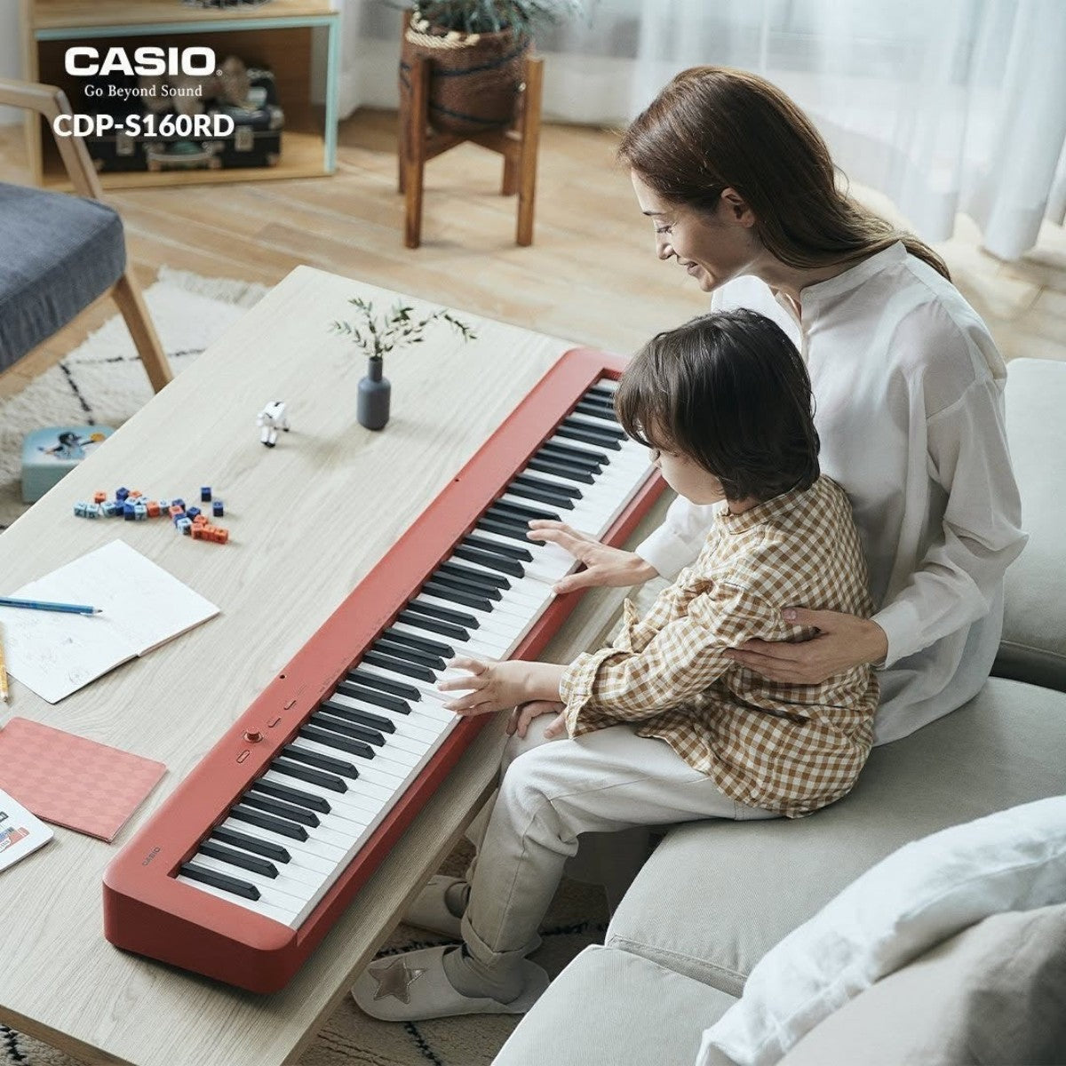 Mẹ và bé đang chơi đàn piano điện Casio CDP-S160 màu đỏ tại Tân Nhạc Cụ