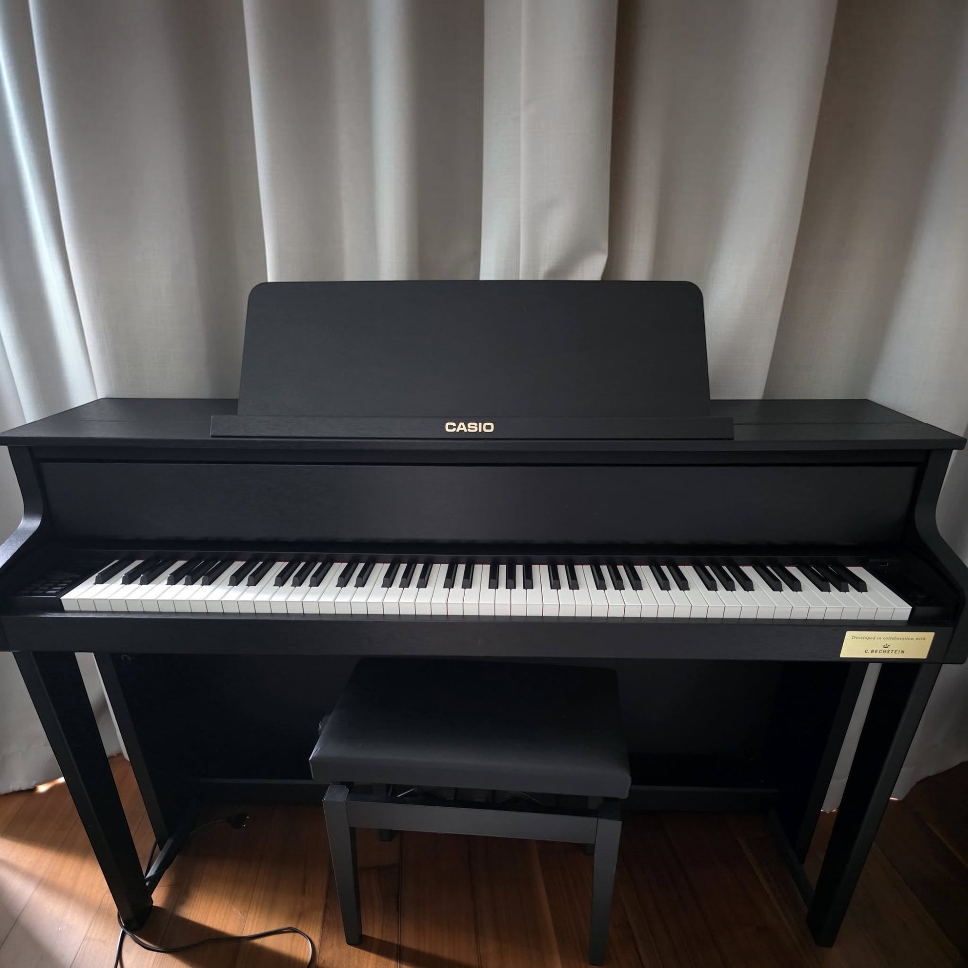Đàn piano điện Casio GP-310 màu đen tại TÂN NHẠC CỤ với bộ máy phím gỗ vân sam và thiết kế dáng grand sang trọng.