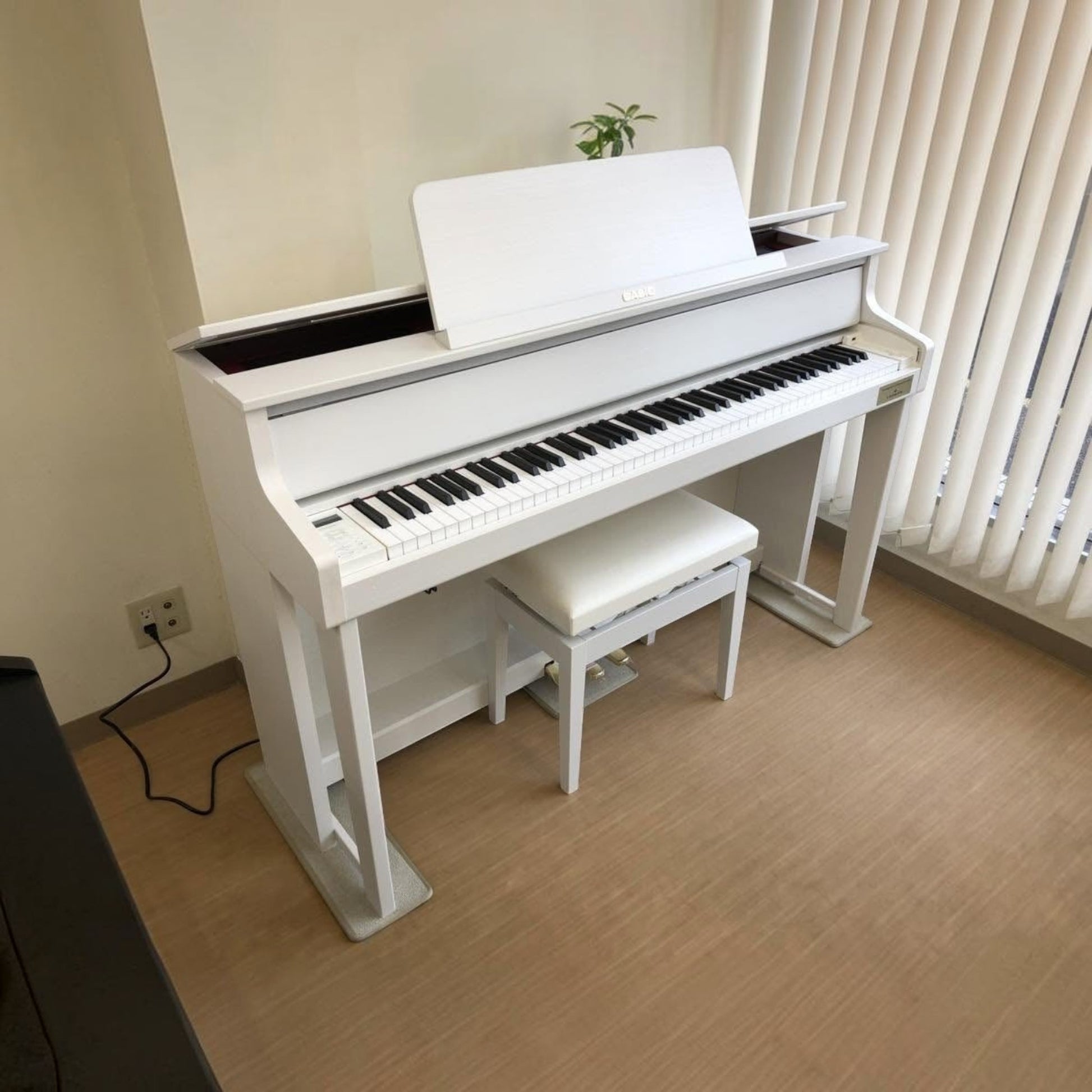 Đàn piano điện Casio GP-310 màu trắng sang trọng tại showroom TÂN NHẠC CỤ, thiết kế dáng grand hybrid với phím gỗ.