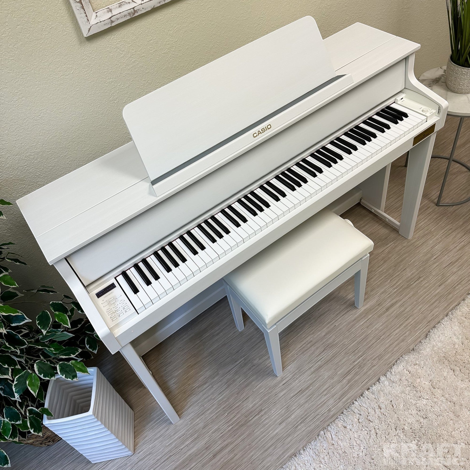 Đàn piano điện Casio GP-310 màu trắng tại showroom TÂN NHẠC CỤ với thiết kế dáng grand sang trọng và ghế đàn đi kèm.