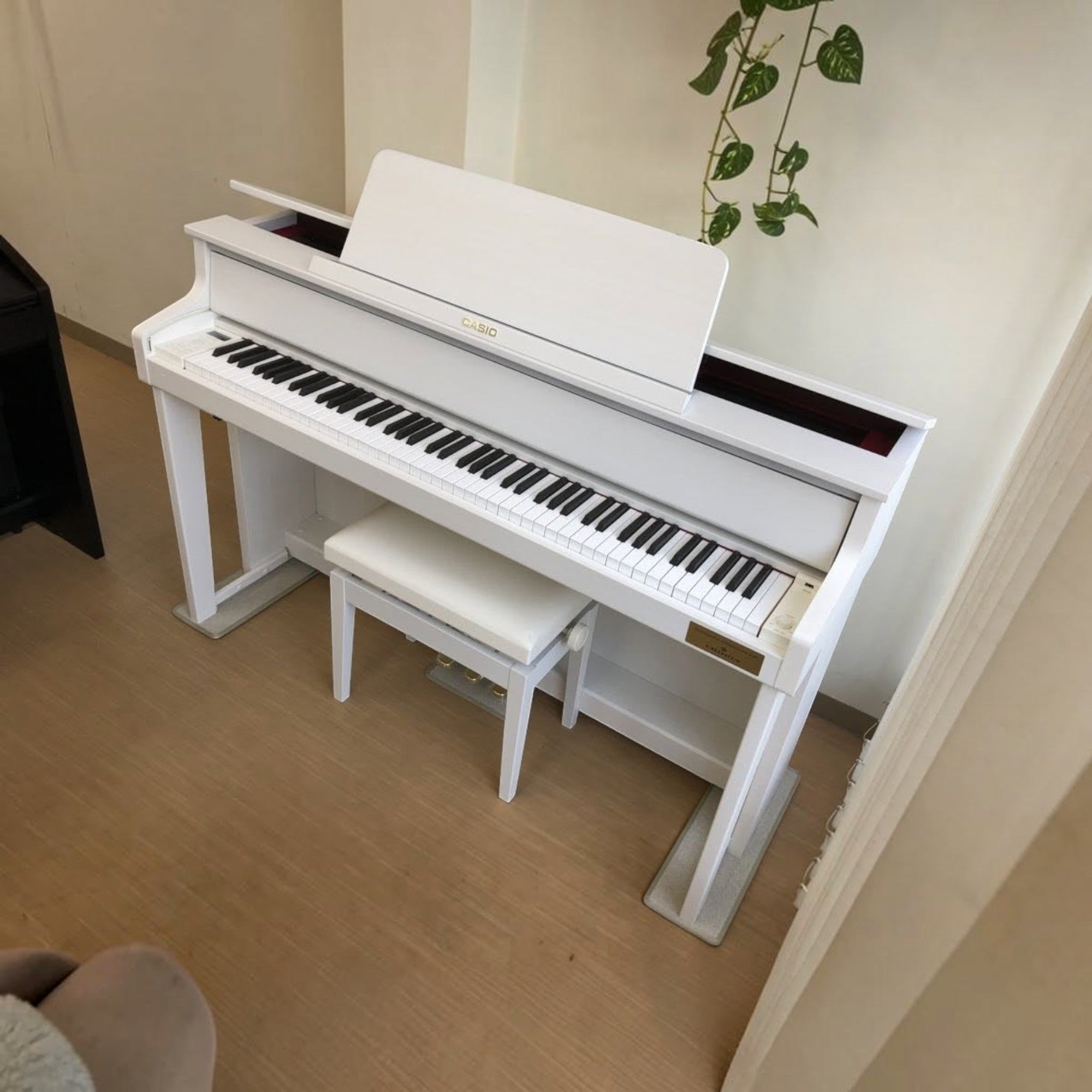 Đàn piano điện Casio GP-310 màu trắng sang trọng với bộ máy phím gỗ tại showroom TÂN NHẠC CỤ