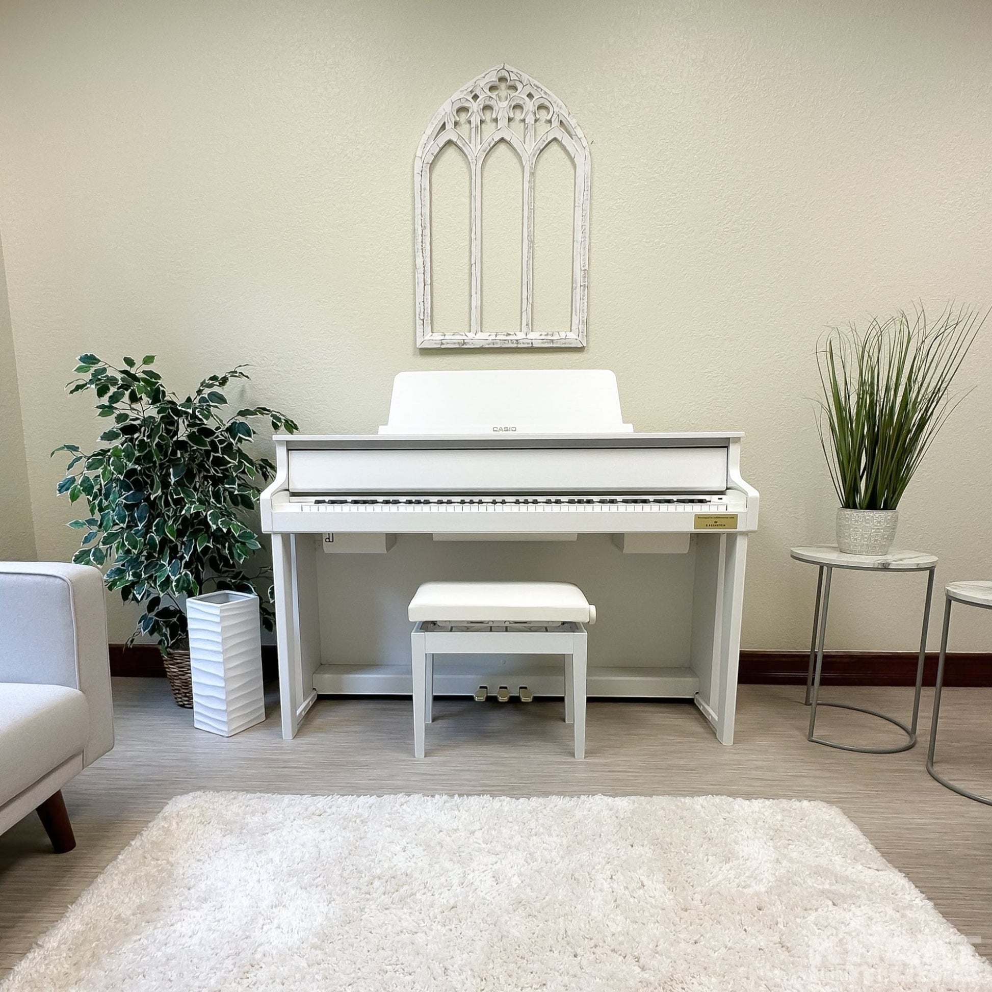 Đàn piano điện Casio GP-310 màu trắng sang trọng tại showroom Tân Nhạc Cụ, thiết kế hybrid với phím gỗ và búa cơ thật.