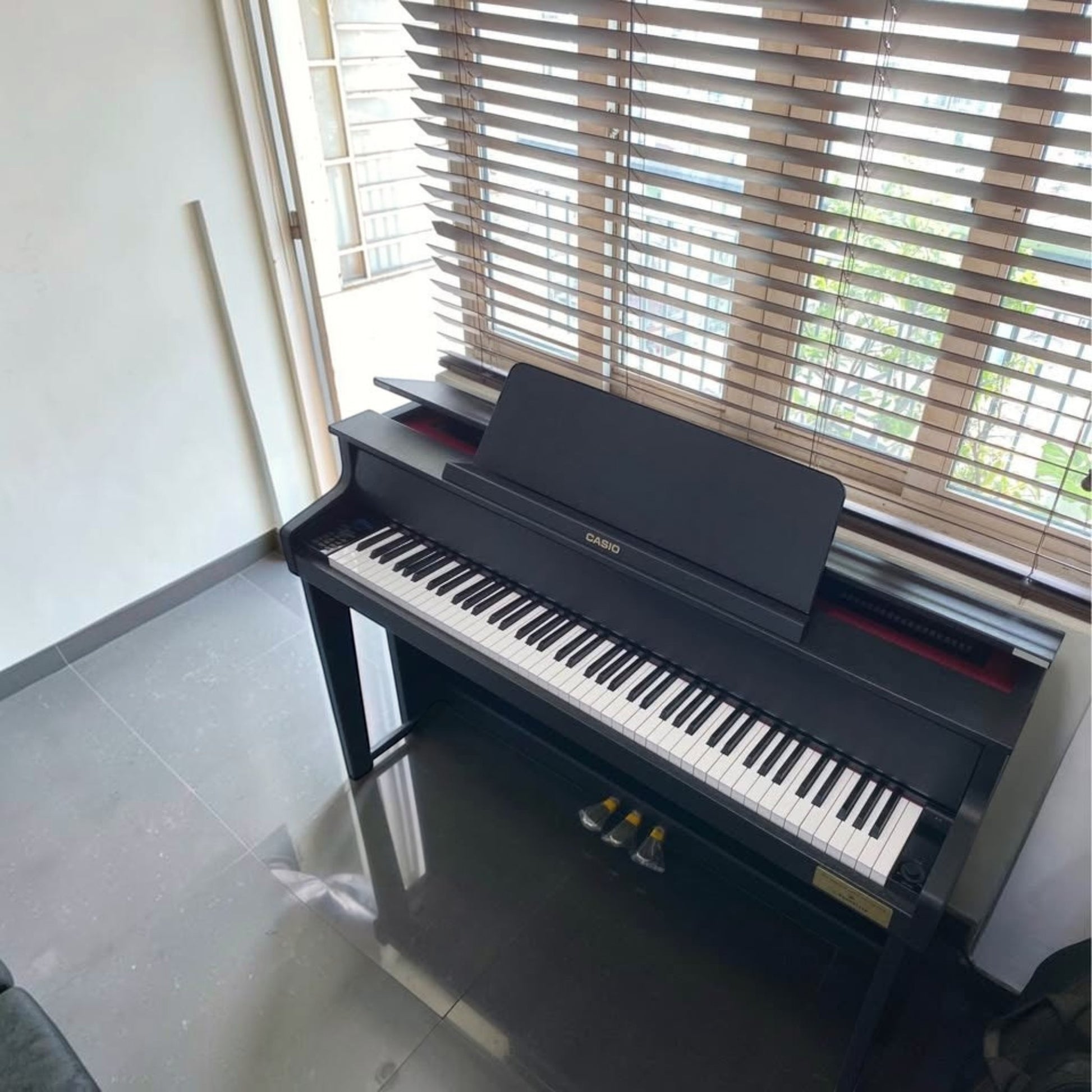 Đàn piano điện Casio GP-310 màu đen tại showroom TÂN NHẠC CỤ với thiết kế dáng grand sang trọng và phím gỗ vân sam.