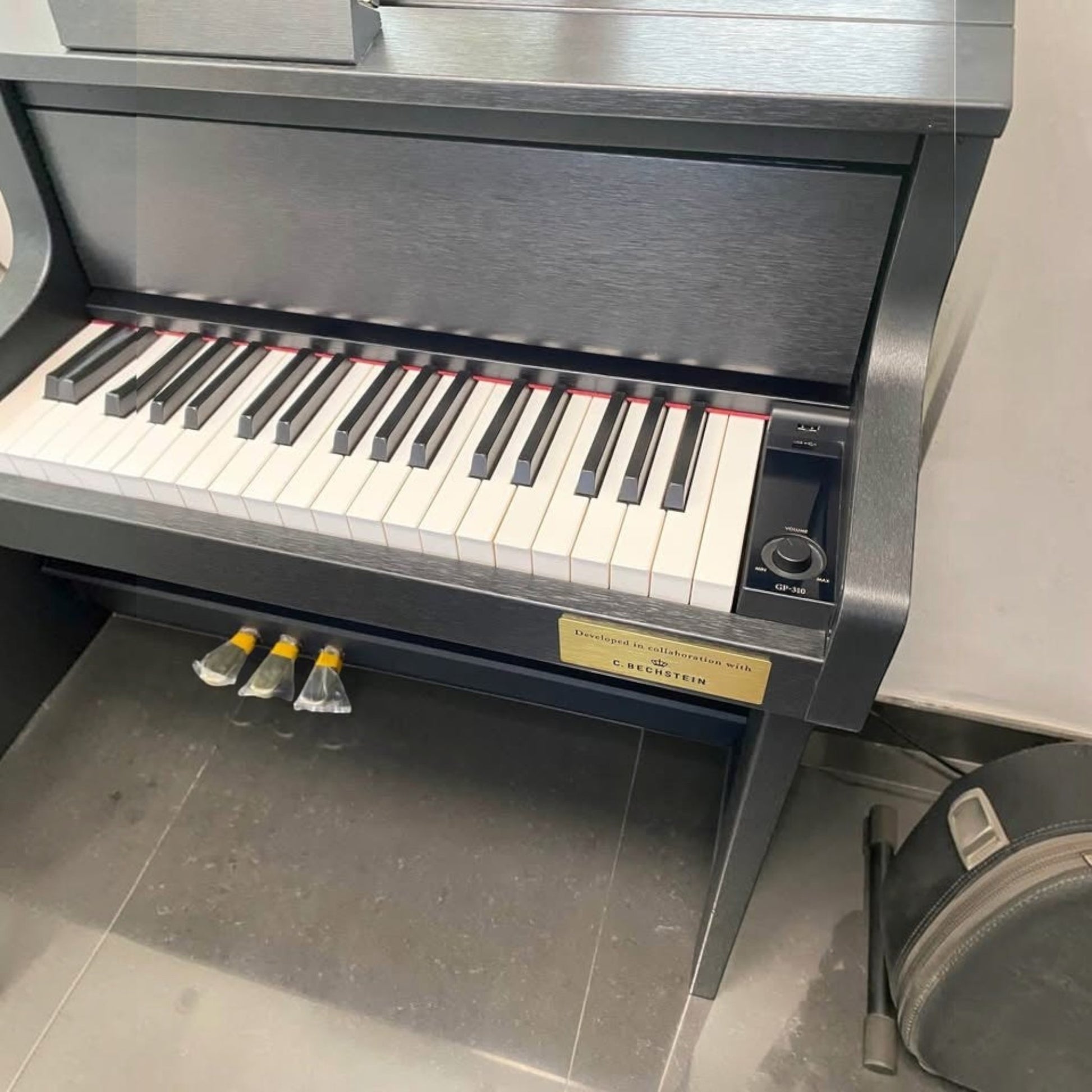 Đàn piano điện Casio GP-310 màu đen tại showroom TÂN NHẠC CỤ với bàn phím gỗ vân sam và bộ máy búa cơ
